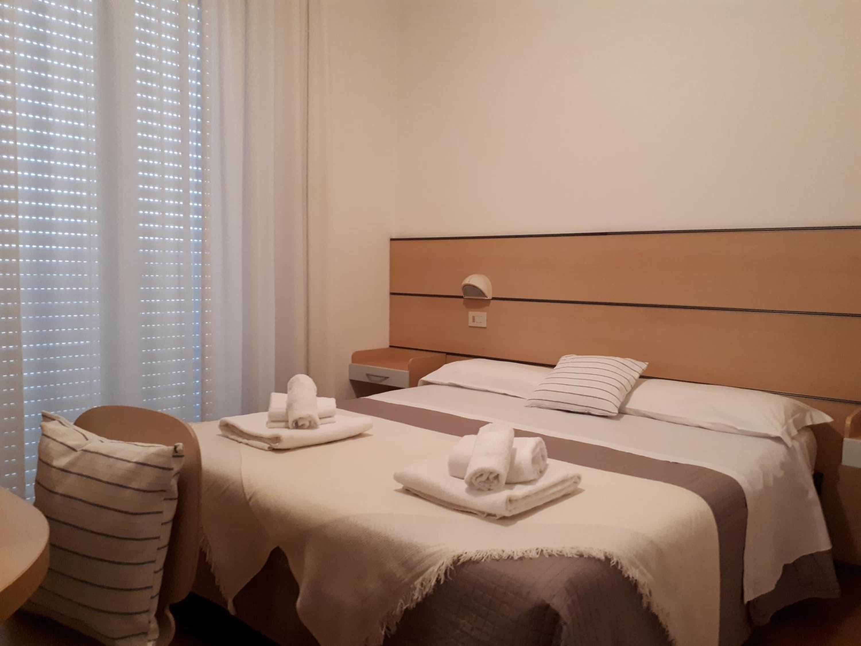 Double or Twin Room with Balcony - Photo 10