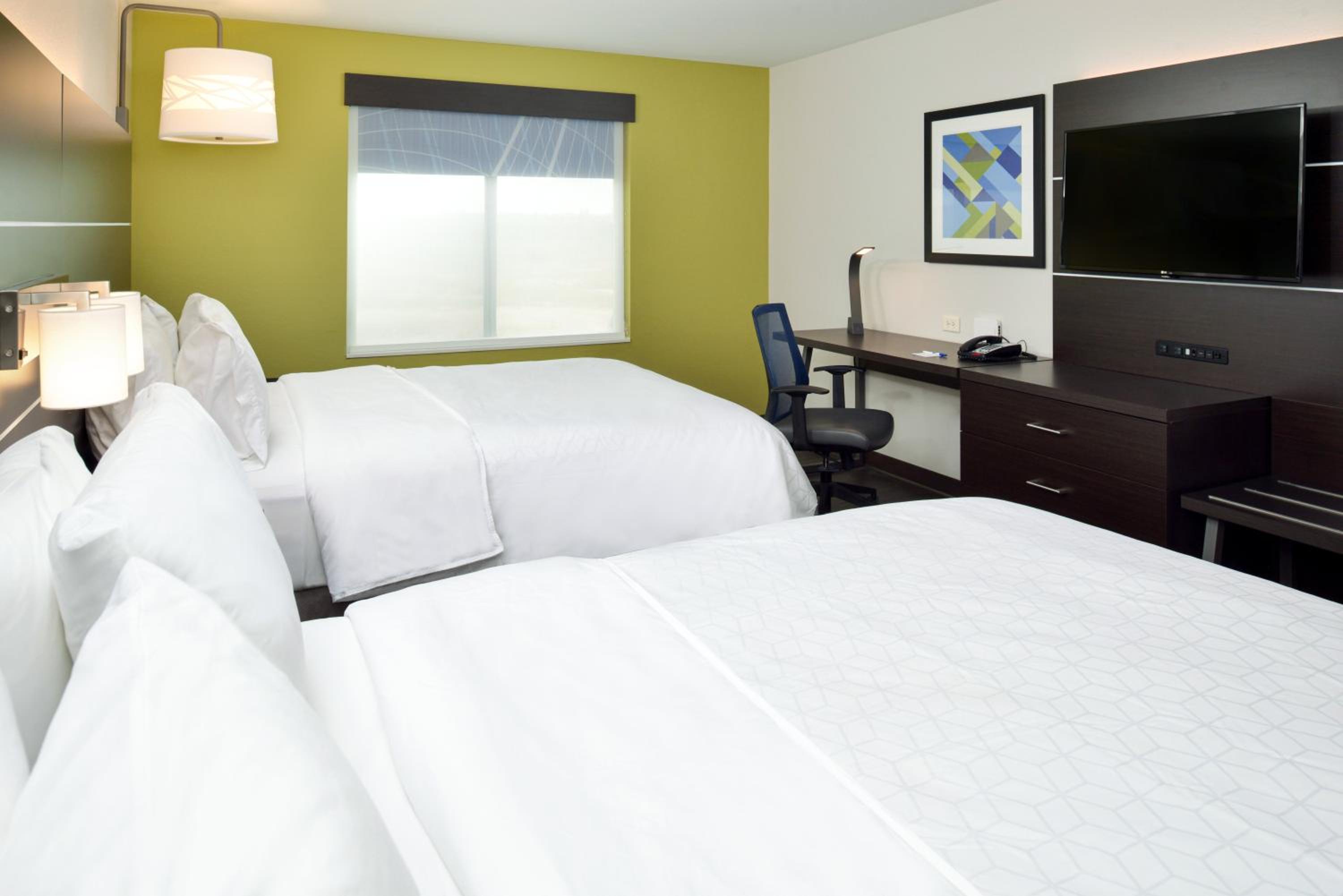 Standard Queen Room with Two Queen Beds - Photo 5