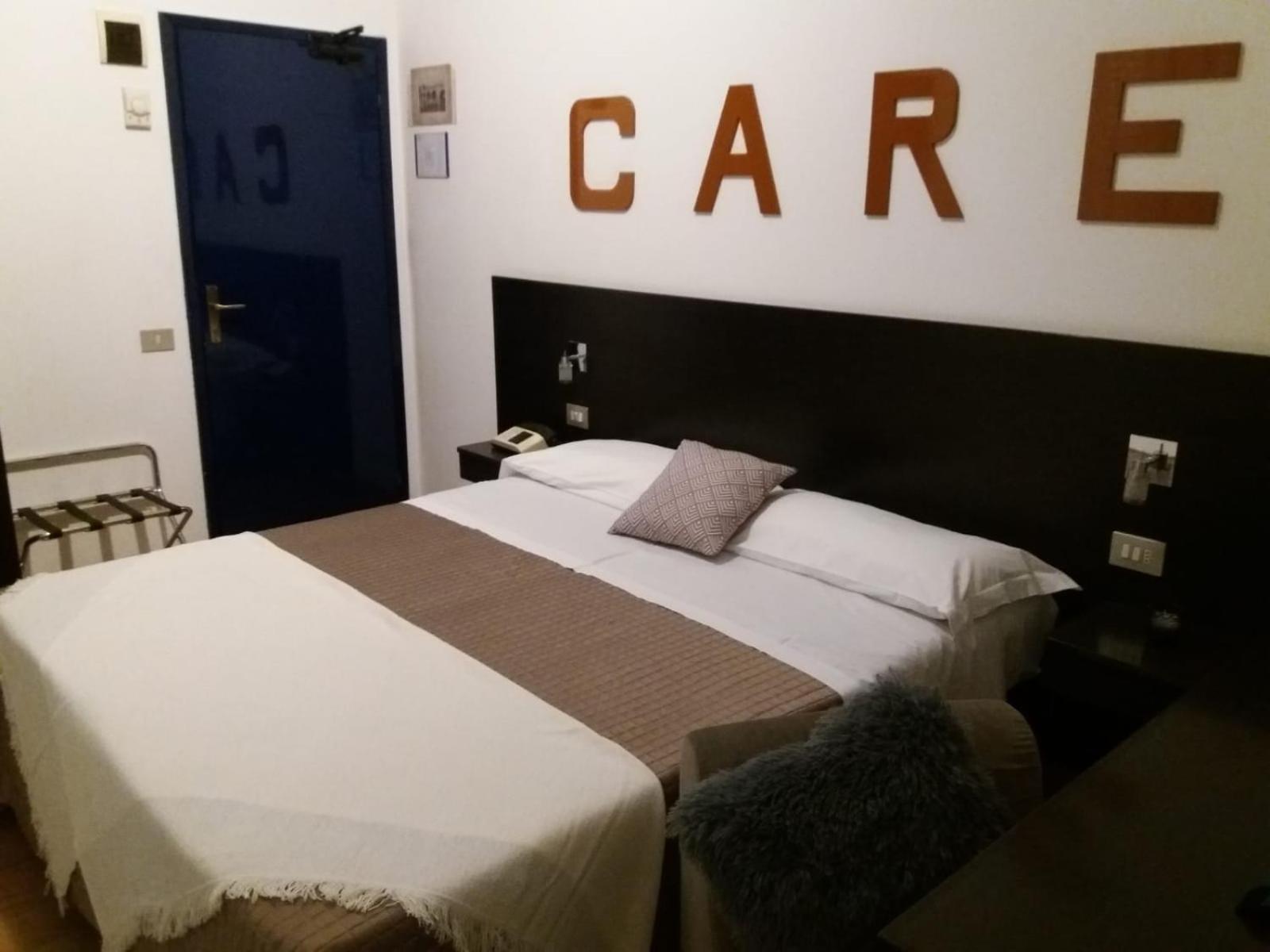 Standard Twin Room - Photo 10