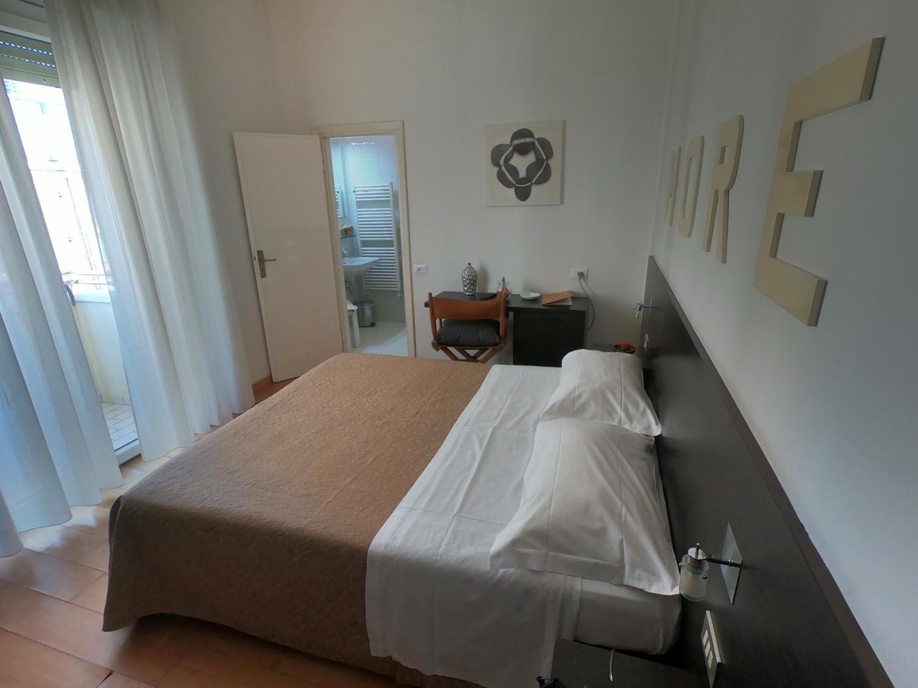 Double or Twin Room with Shower - Photo 17