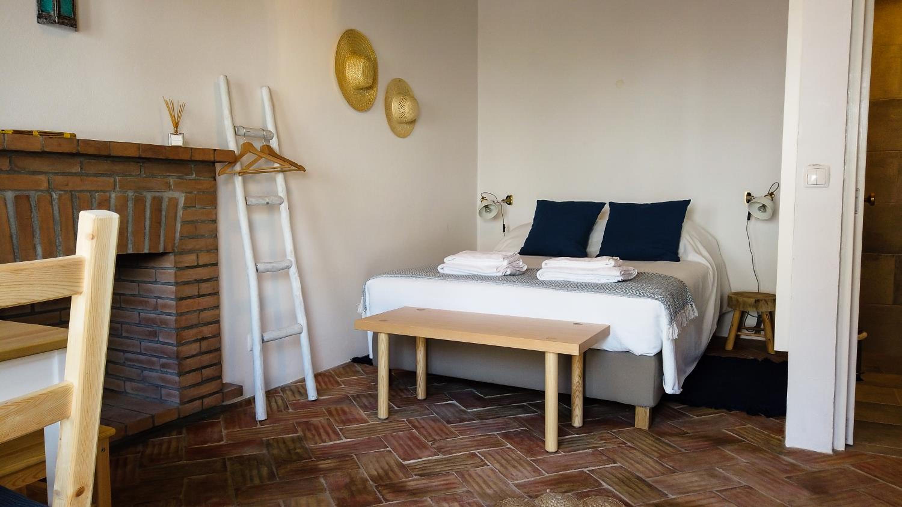 Studio Apartment - Photo 1