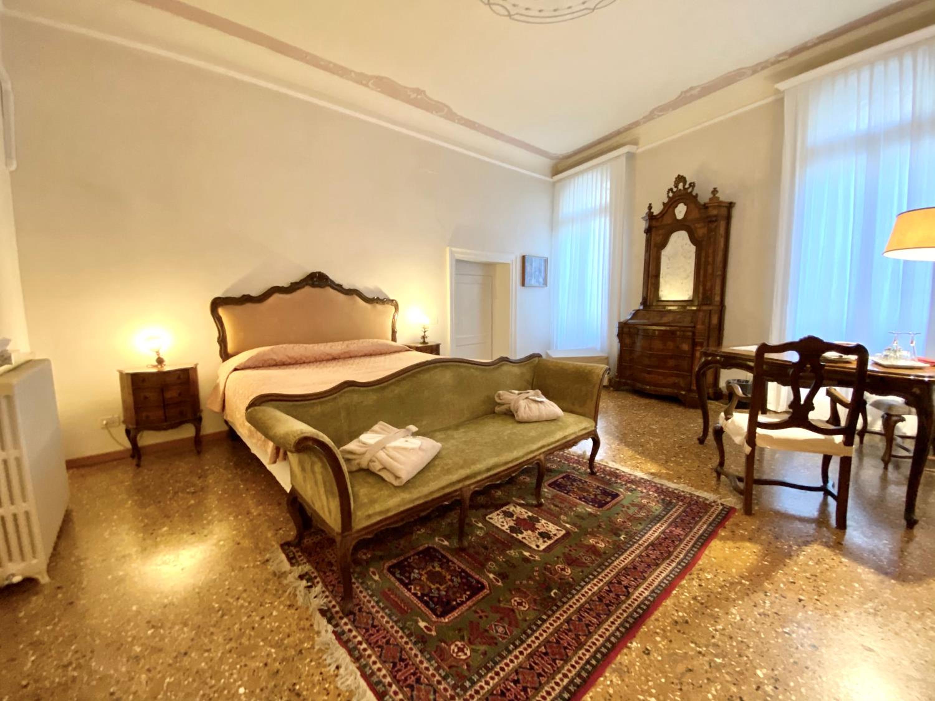 Double Room with Private External Bathroom photo 2