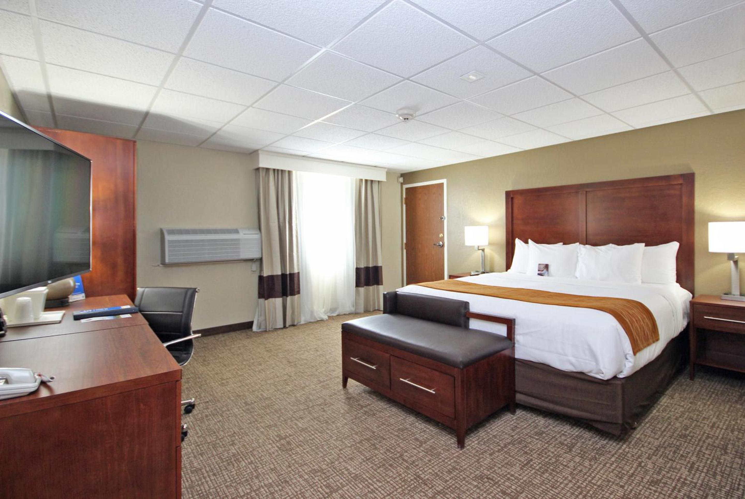 King Suite - Non-Smoking photo 1