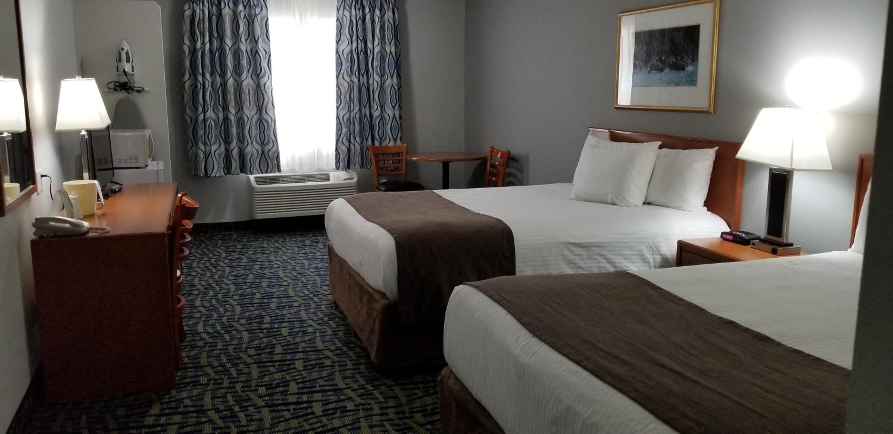 Queen Room with Two Queen Beds - Photo 8