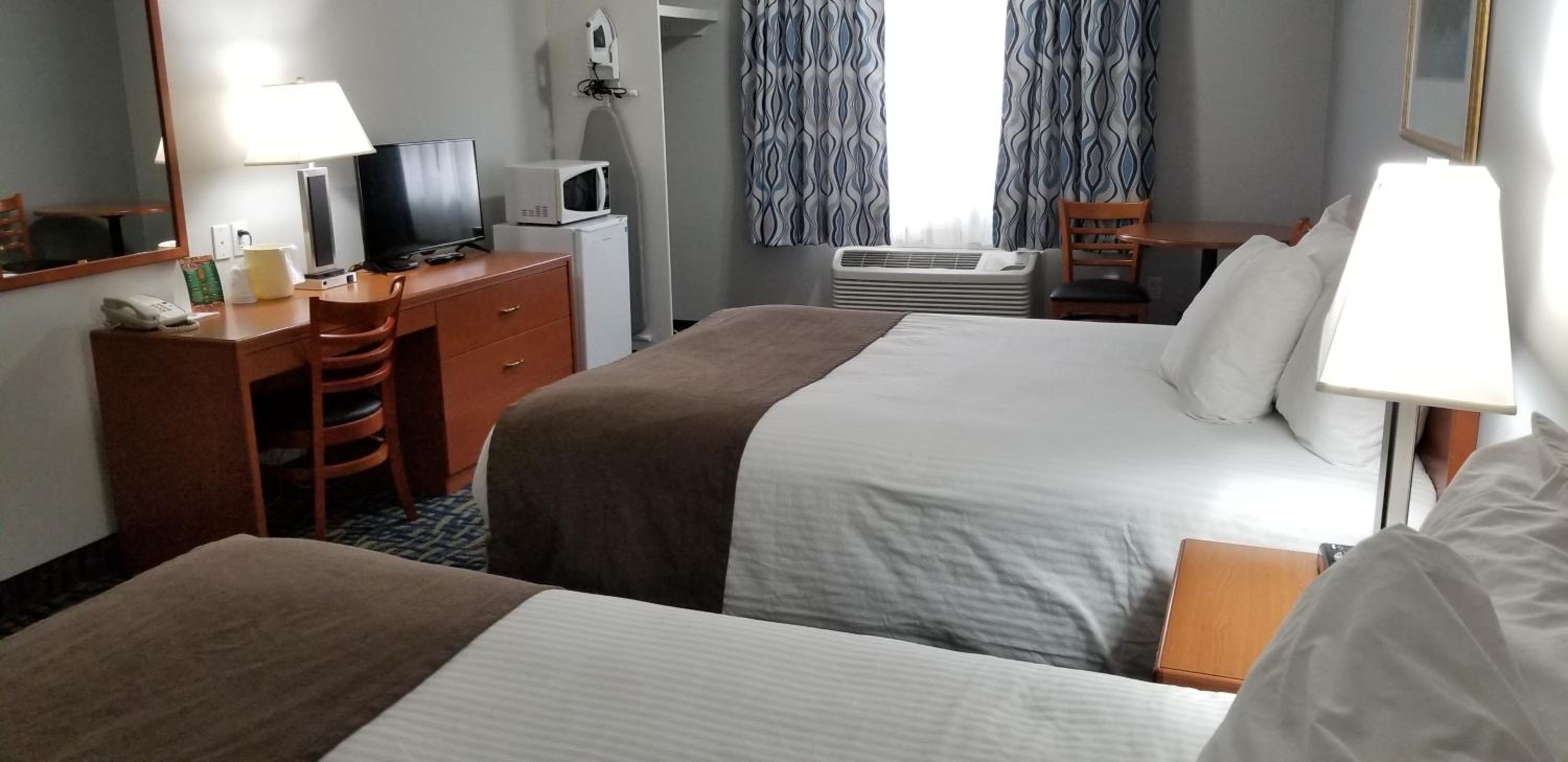 Queen Room with Two Queen Beds - Photo 7