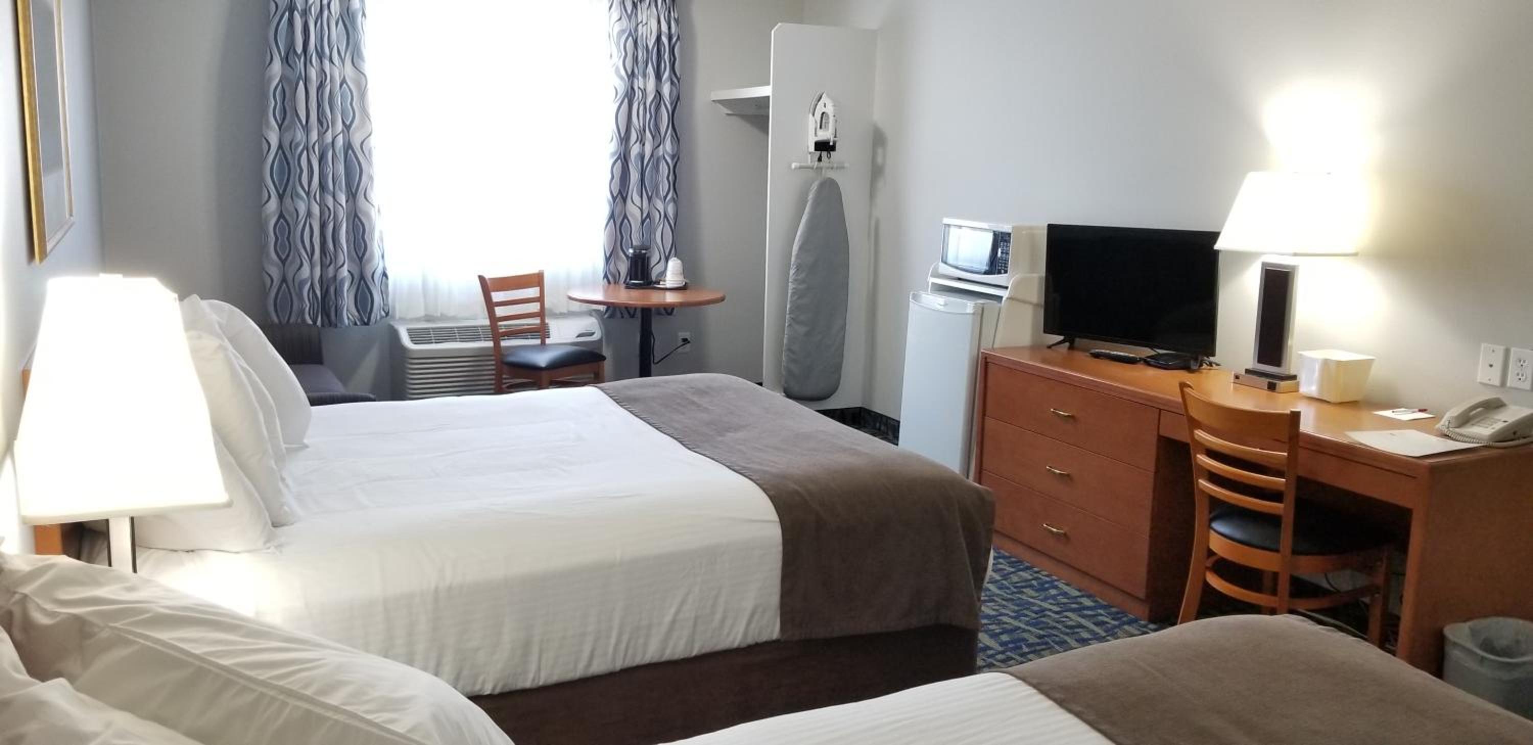 Queen Room with Two Queen Beds and Sofa - Photo 10