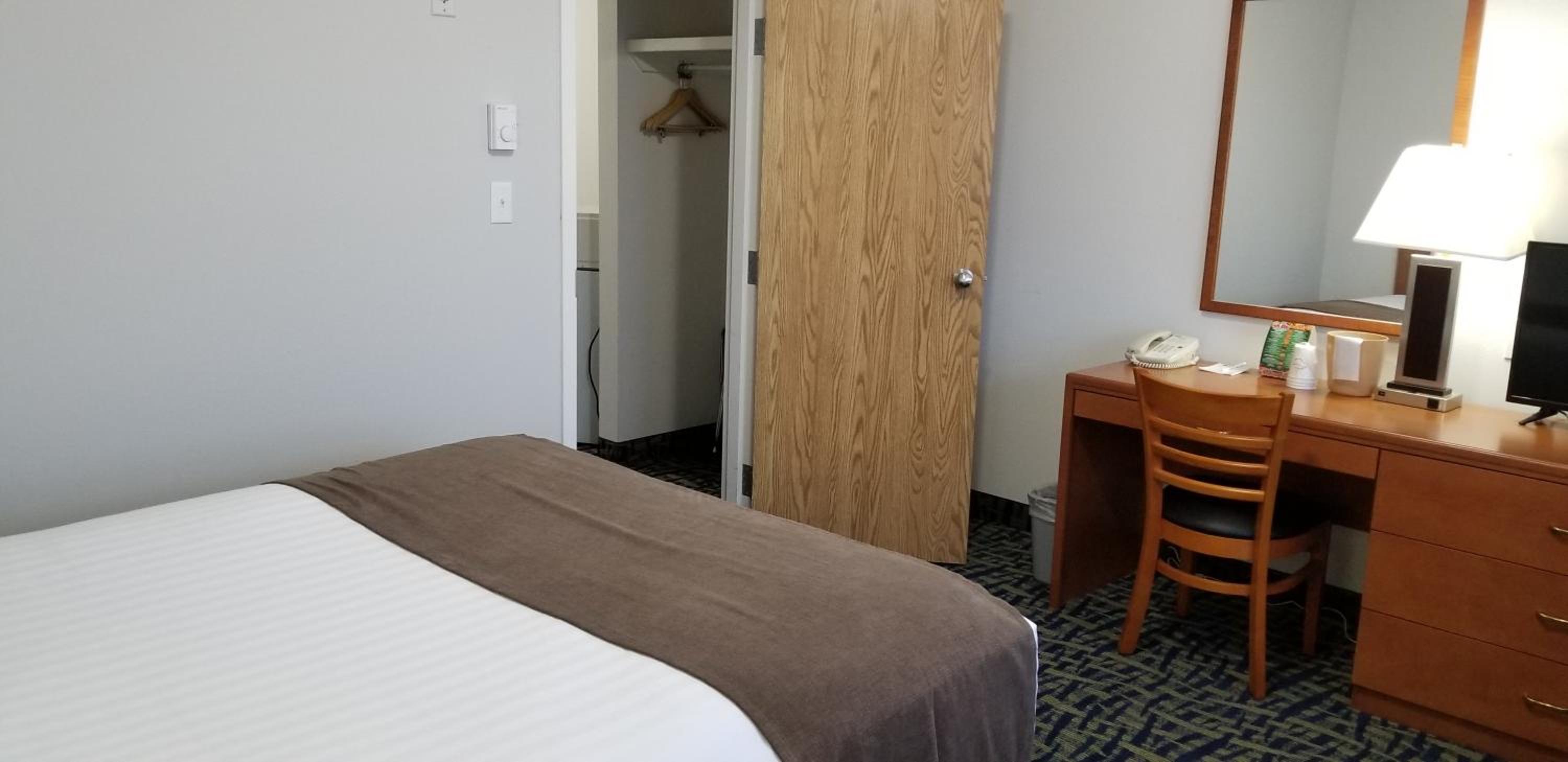 Queen Suite with Two Queen Beds - Photo 9