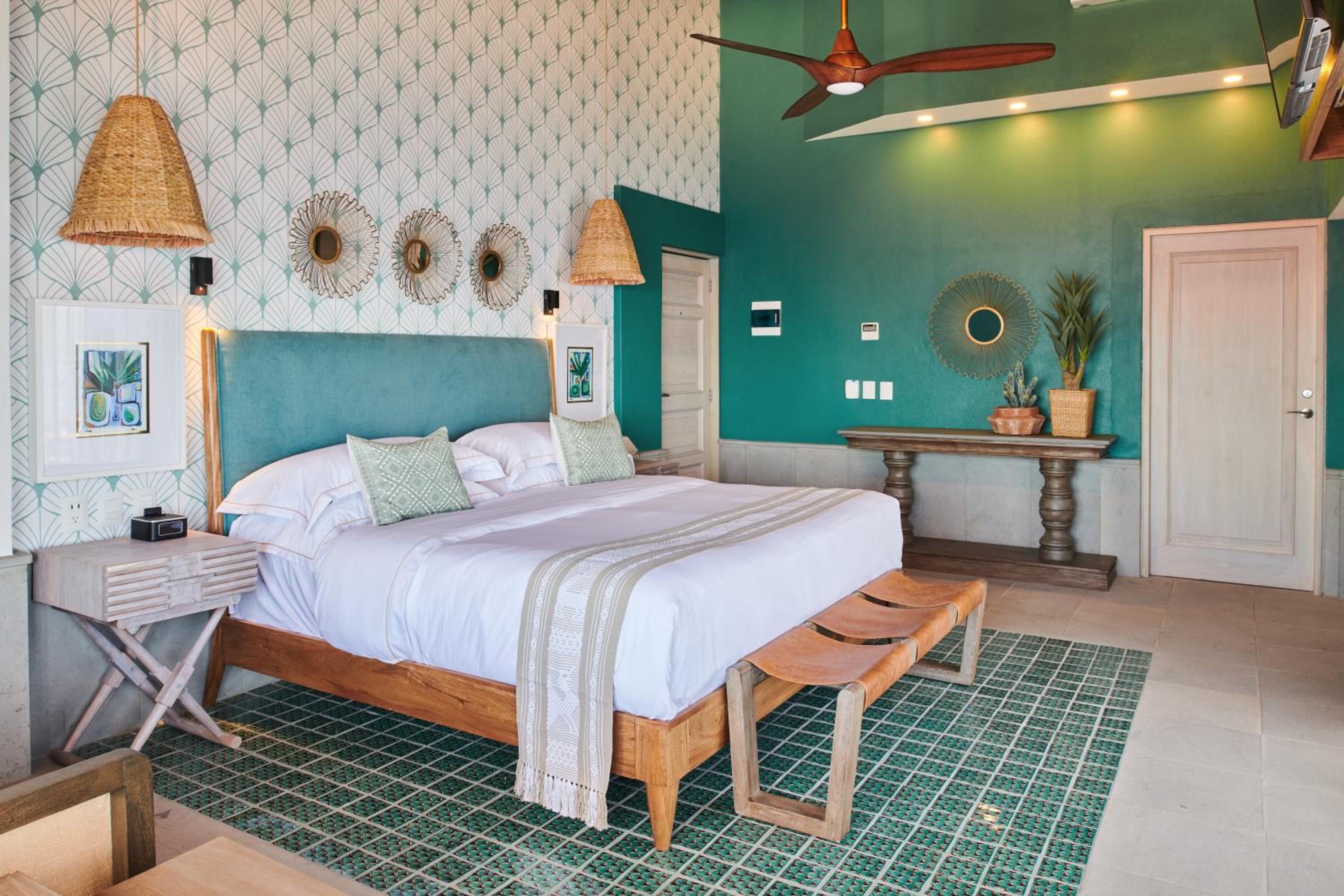 Deluxe Suite with Sea View - Photo 16