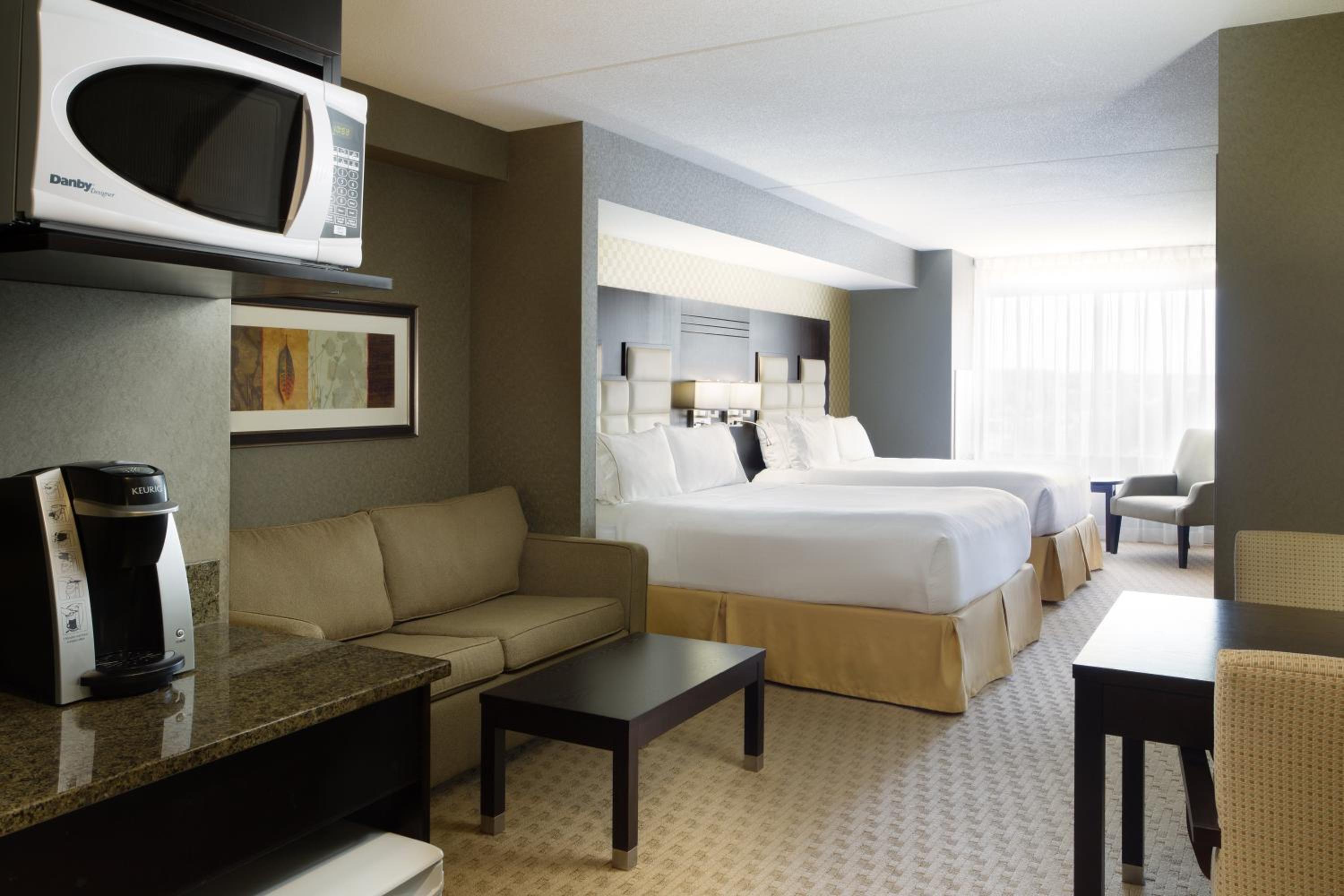 Queen Suite with Two Queen Beds and Sofa Bed - Photo 4