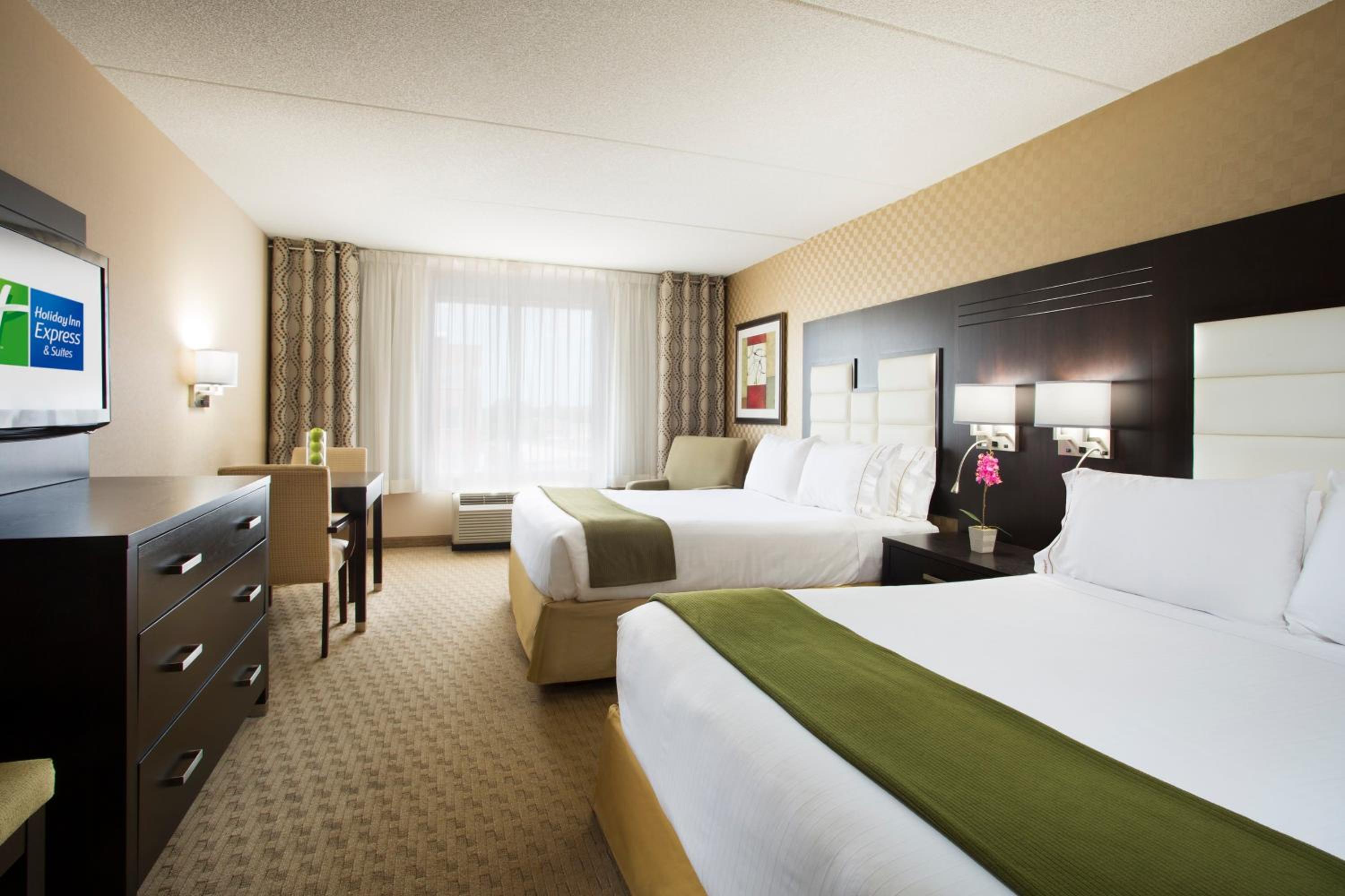 Standard Room with Two Queen Beds - Photo 2