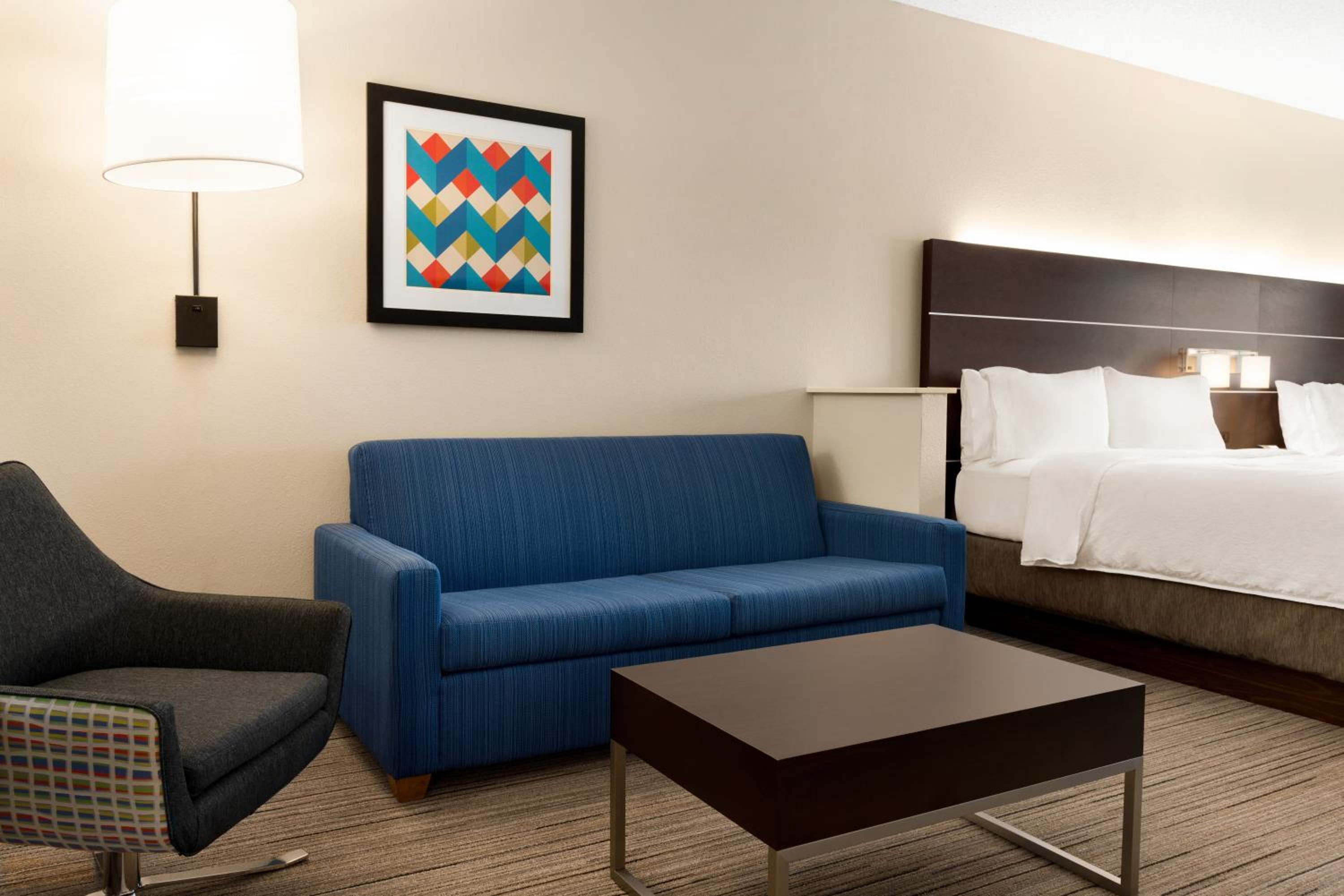 Triple Suite - Non-Smoking - Photo 1