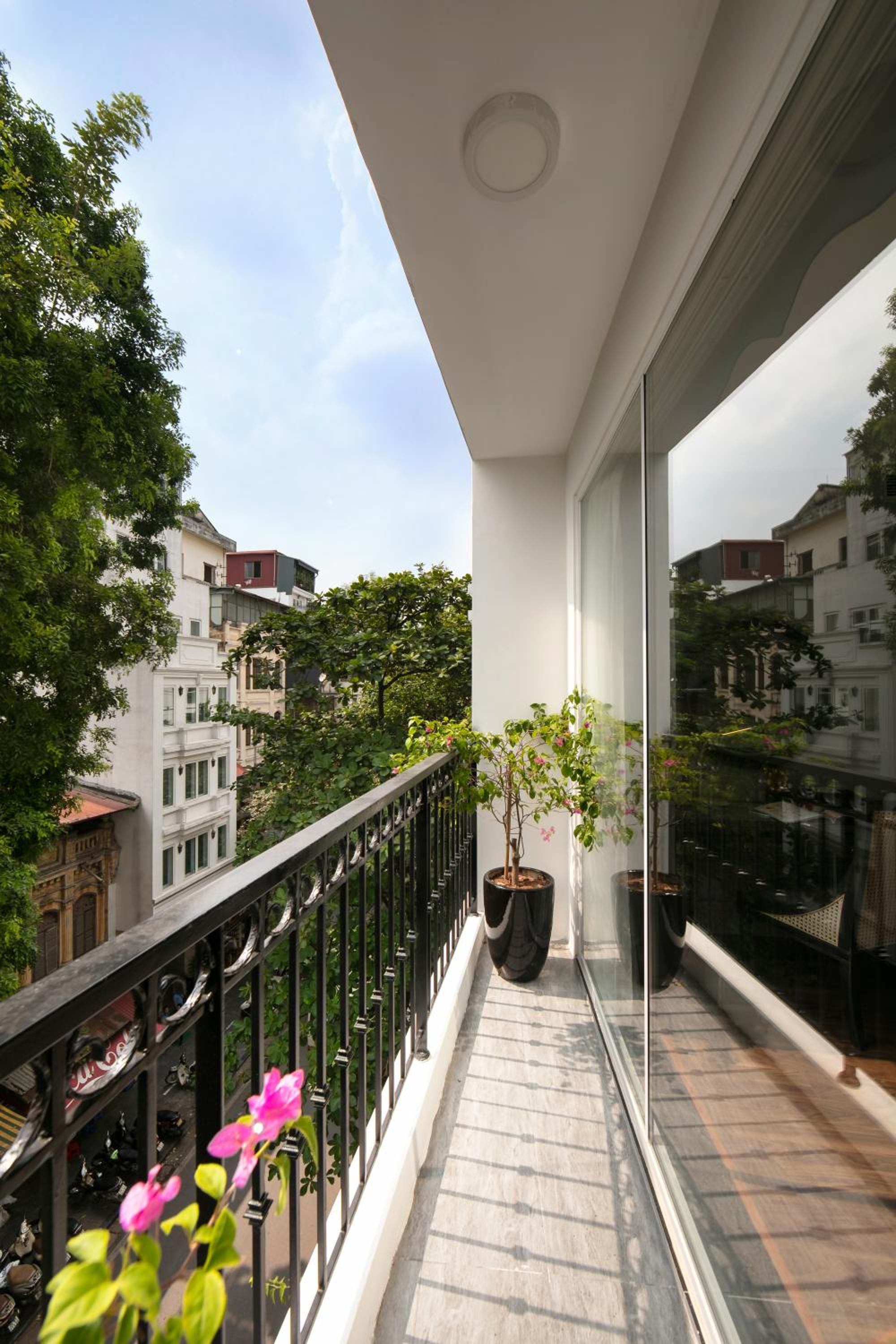 Family Room with Balcony thumbnail 6