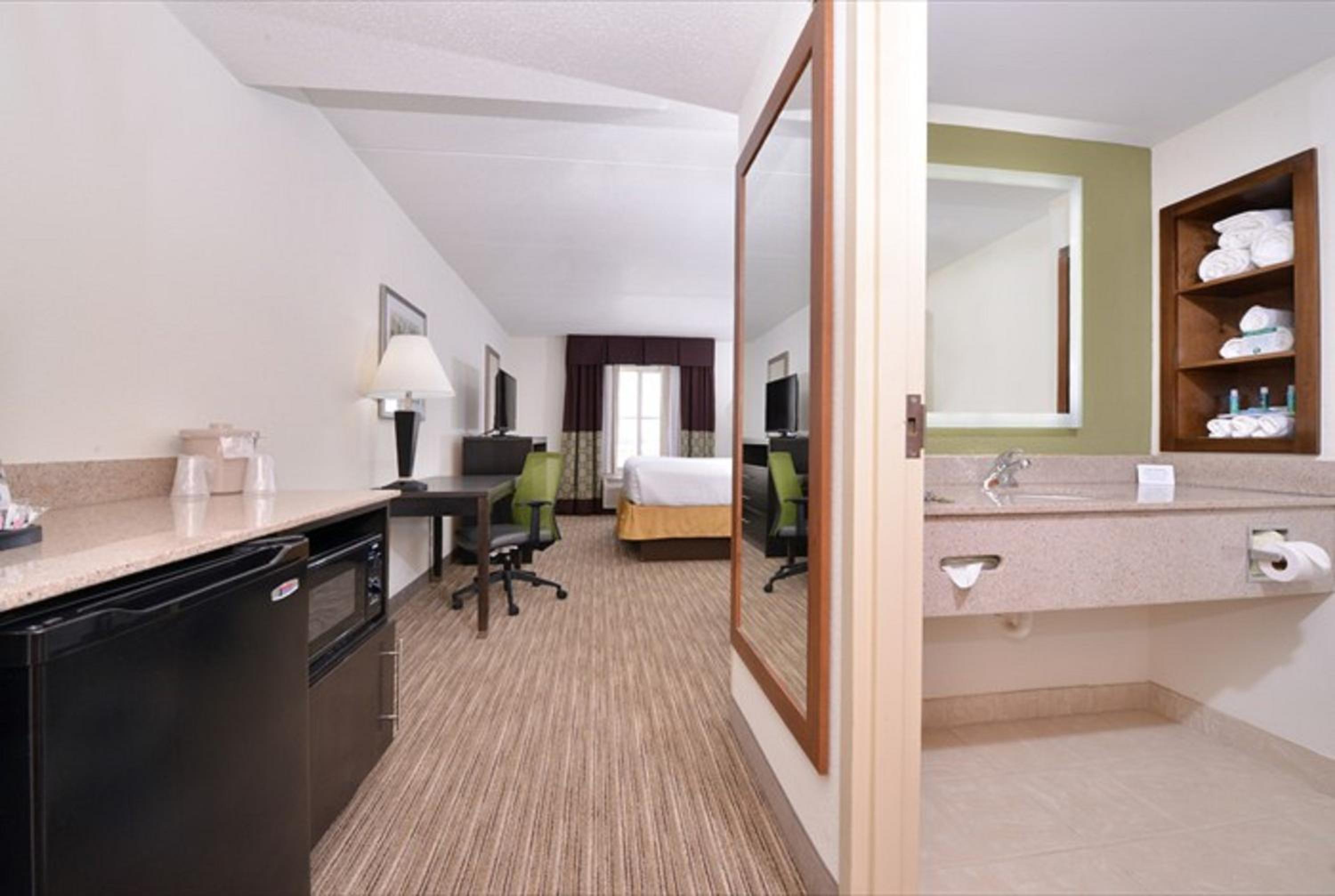 Standard King Room - Photo 4