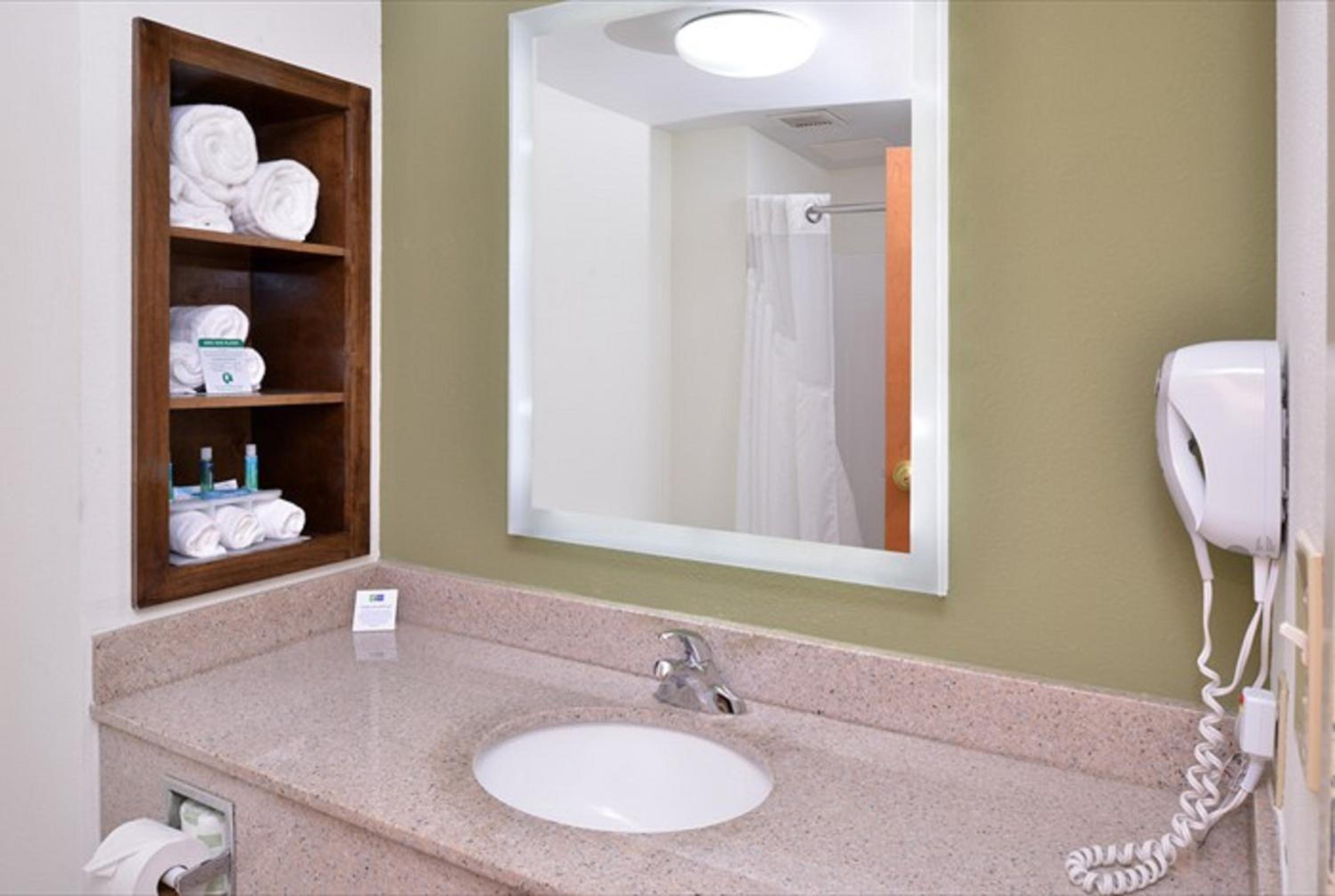 Standard King Room - Photo 5