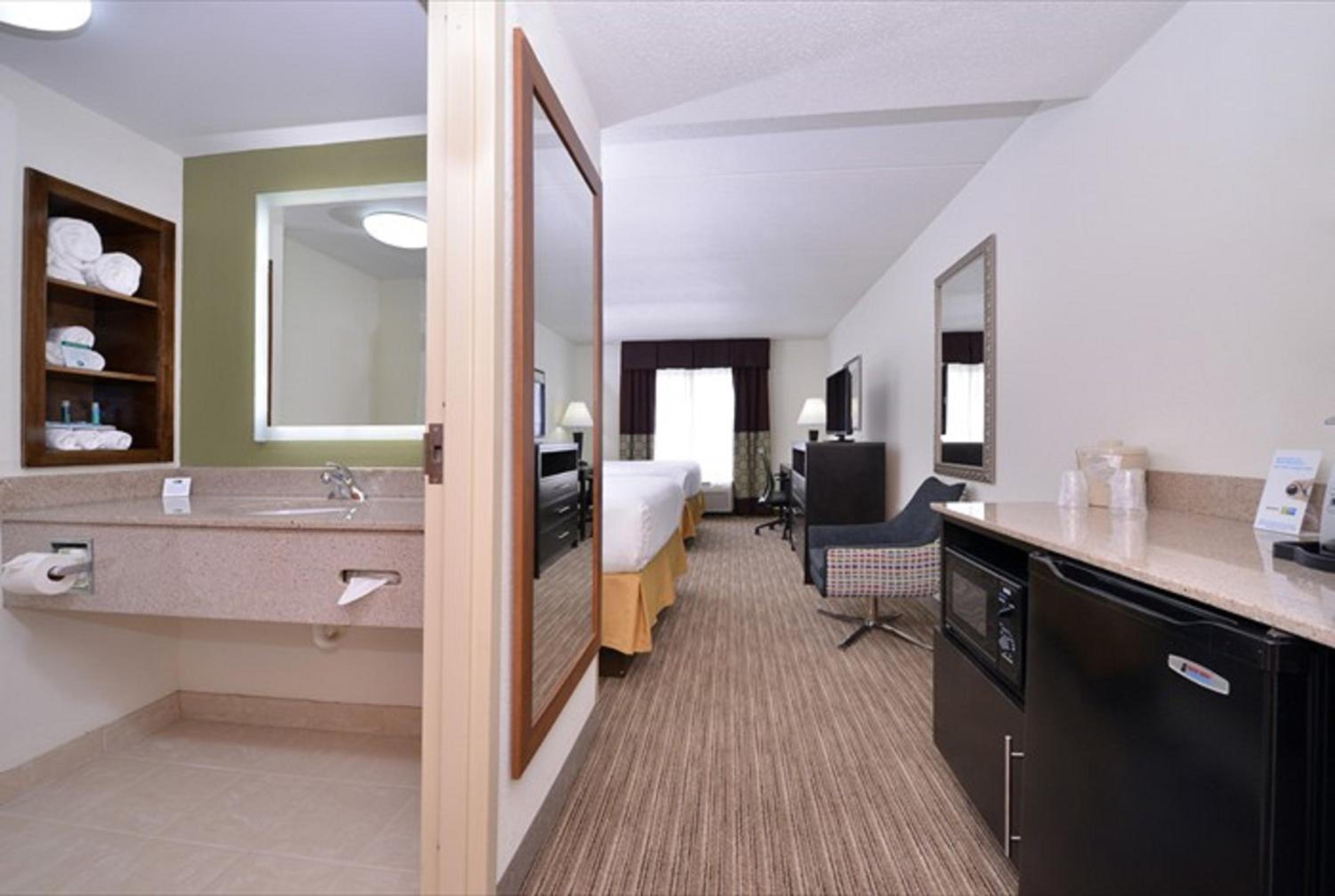 Suite with Two Queen Beds - Photo 1