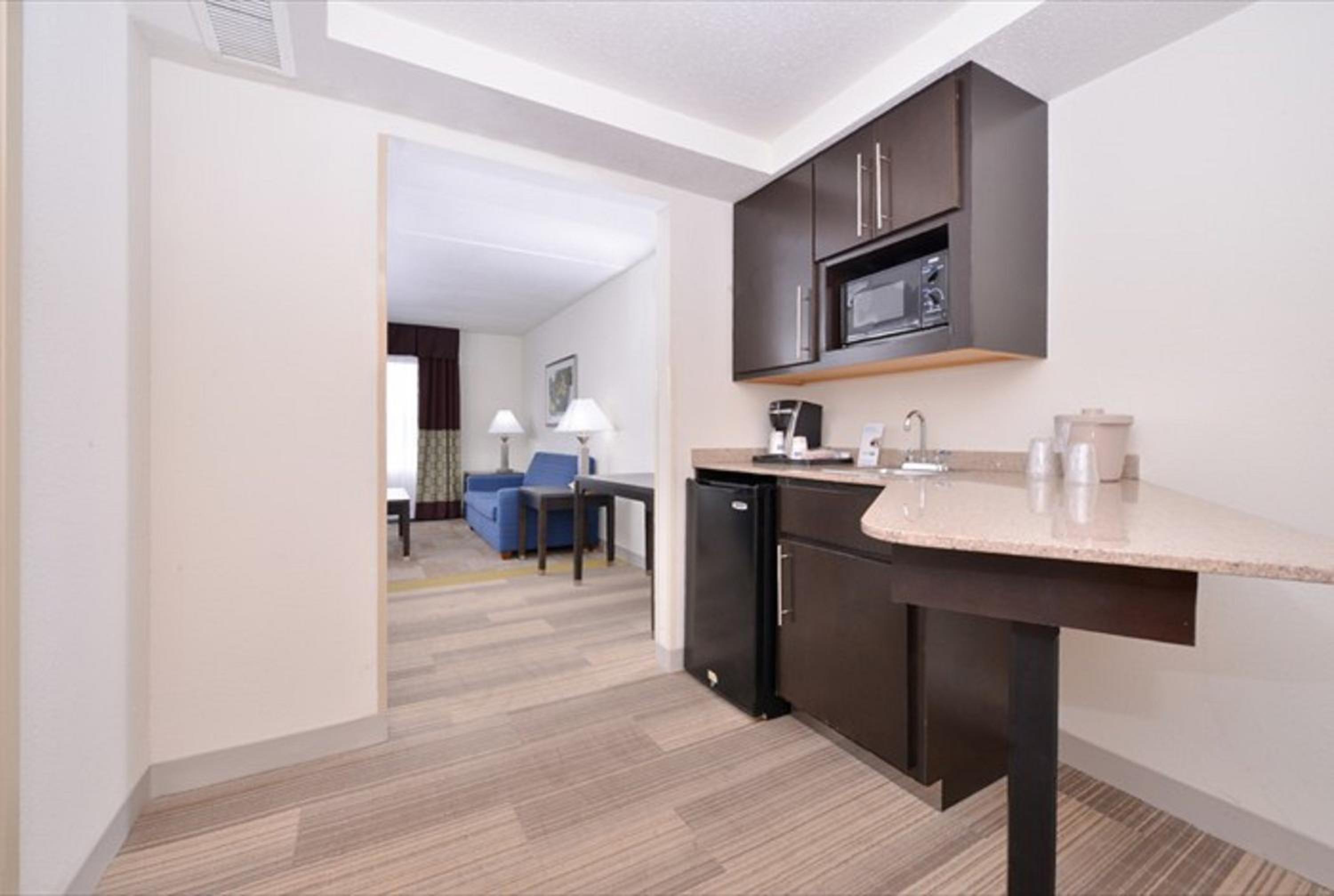 Mini King Suite - Non-Smoking - Photo 3