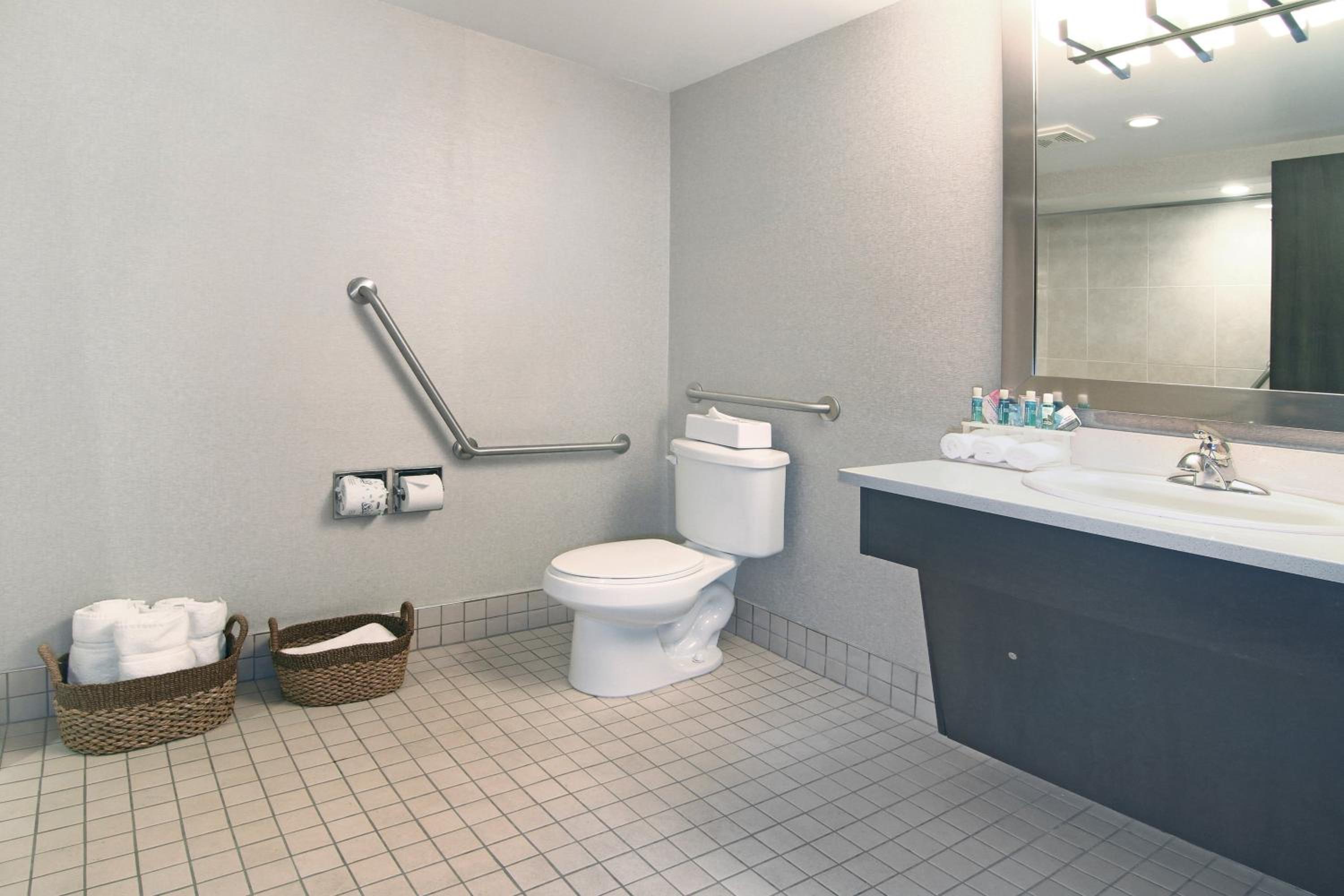 Double Room with Roll in Shower - Non-Smoking - Photo 3