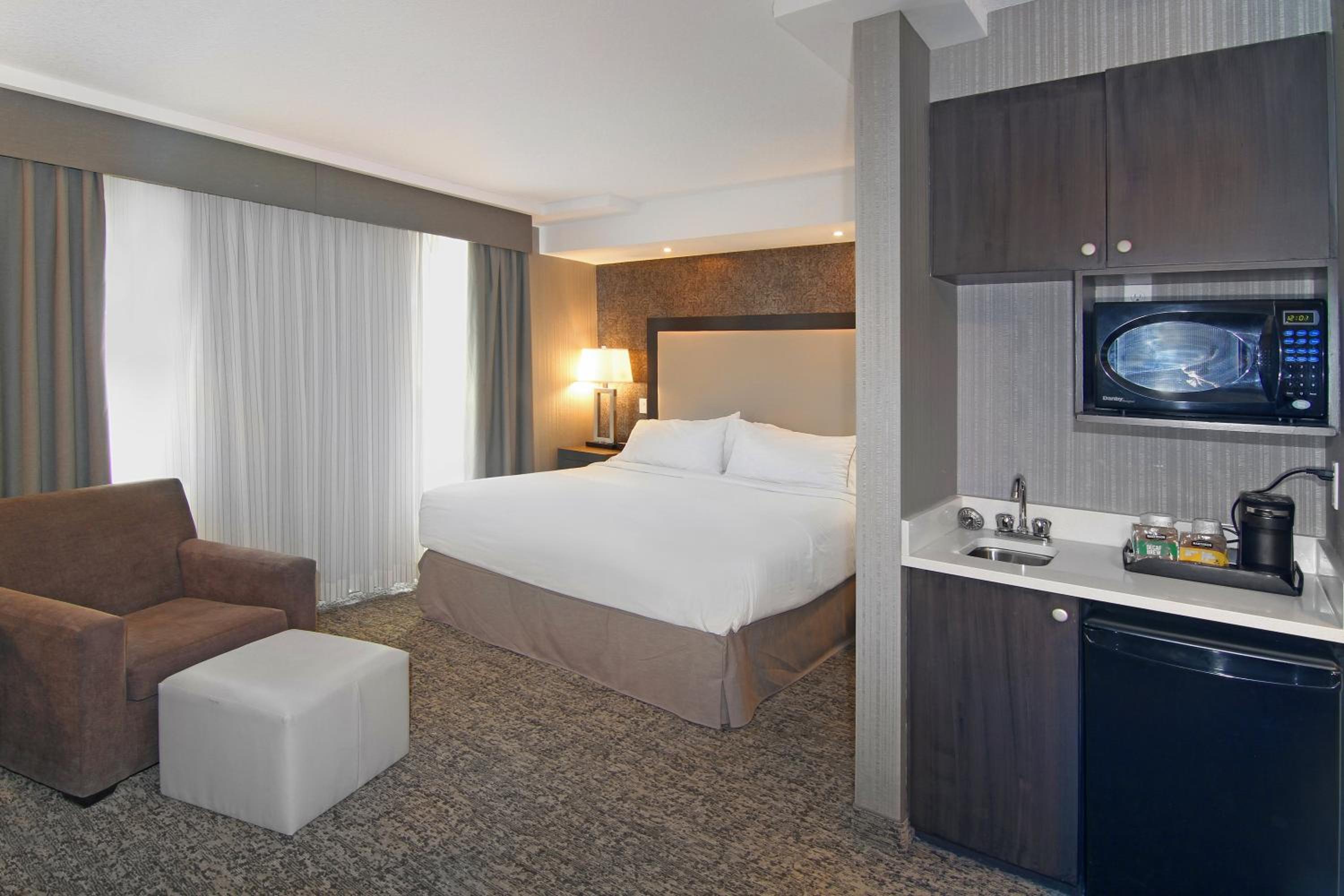 Standard King Room - Photo 6