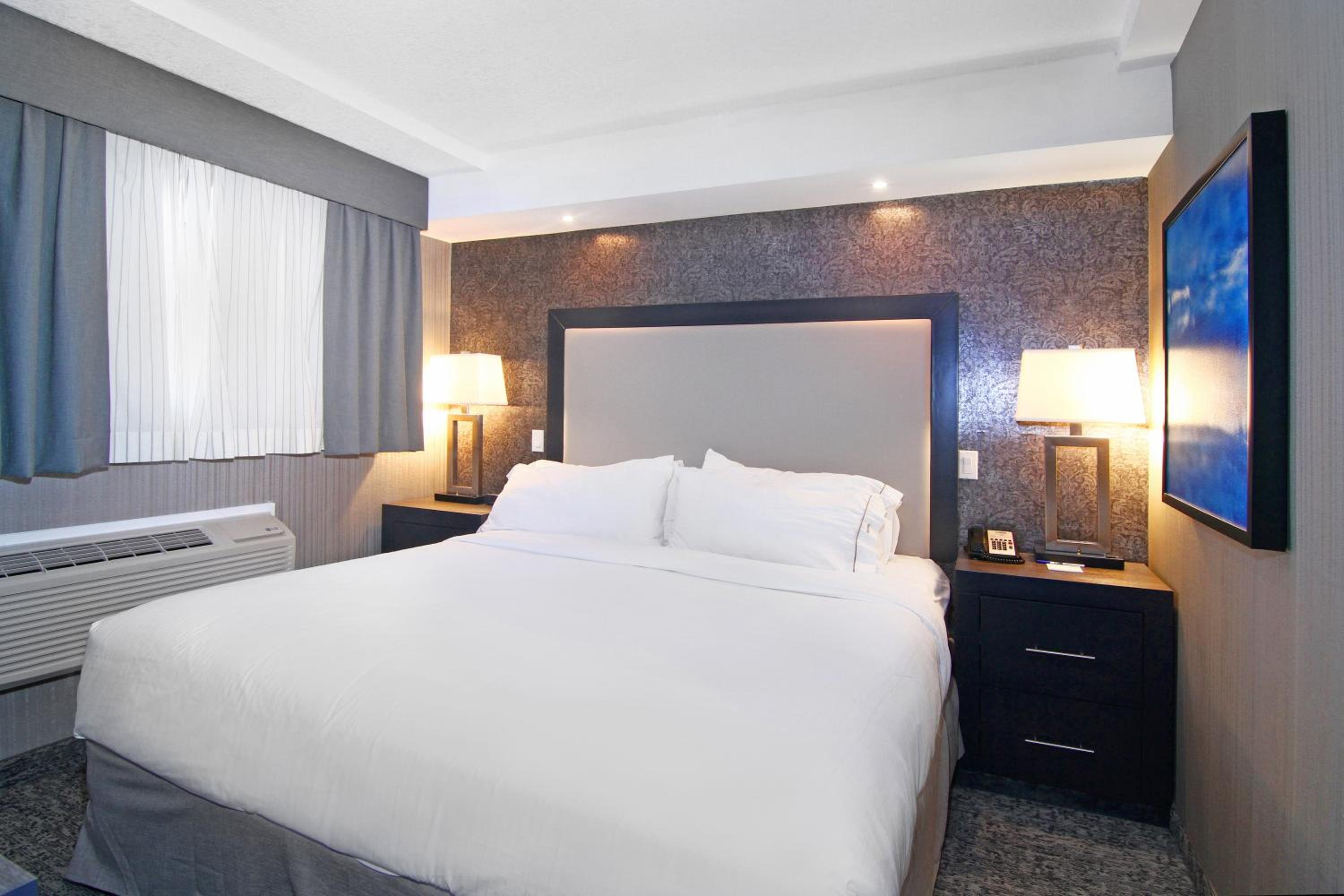 Standard King Room with Sofa Bed - Photo 1