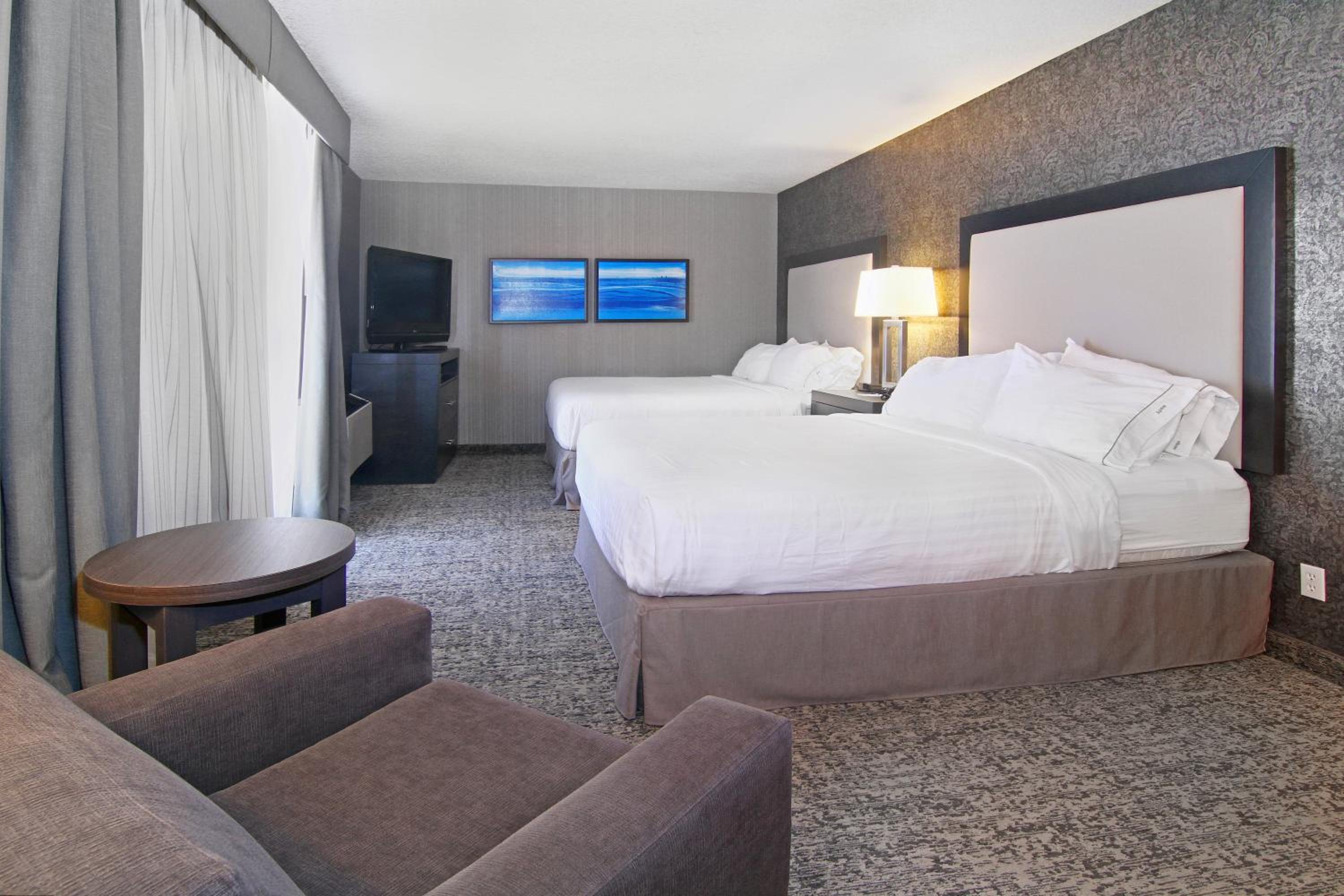 Standard Queen Room with Two Queen Beds - Photo 3