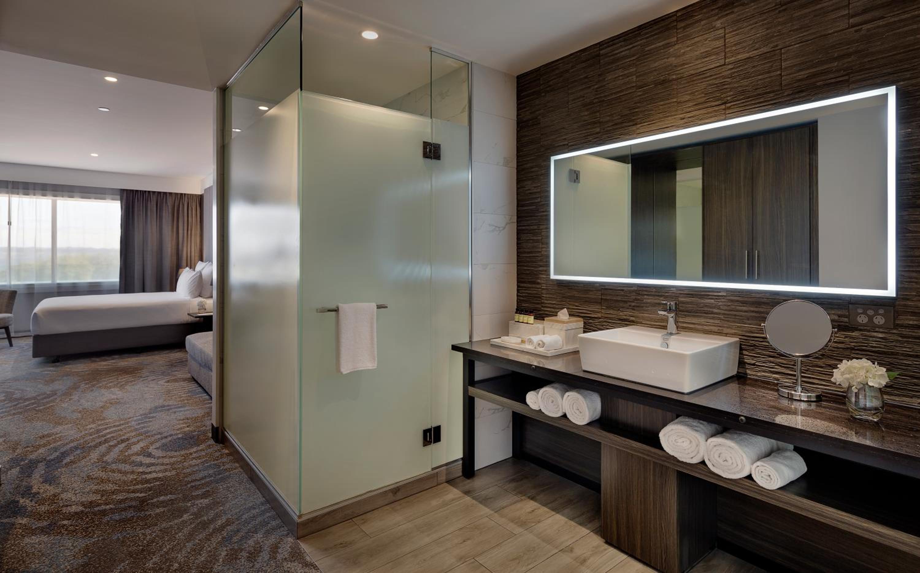 Superior King Room with City View - Photo 2