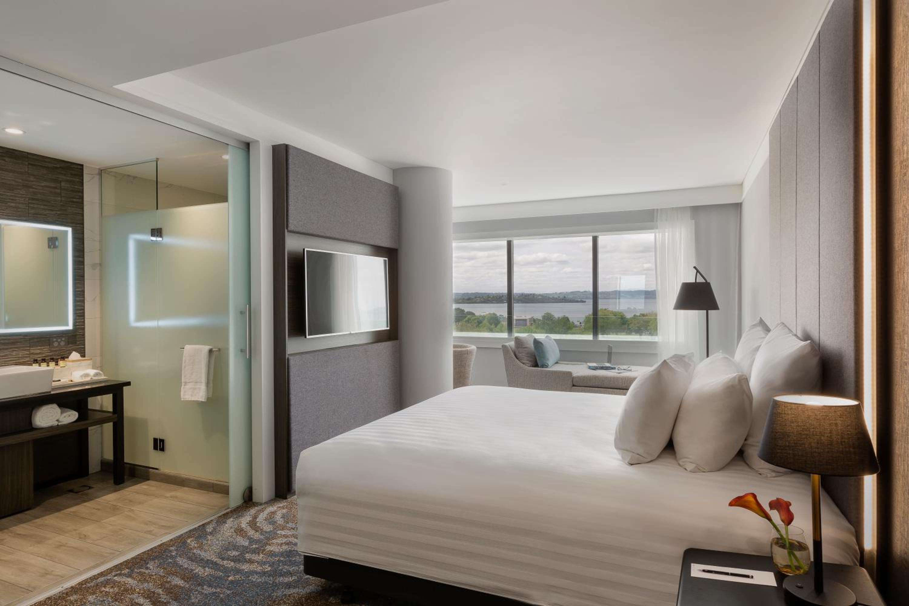 Superior King Room with Lake View - Photo 1