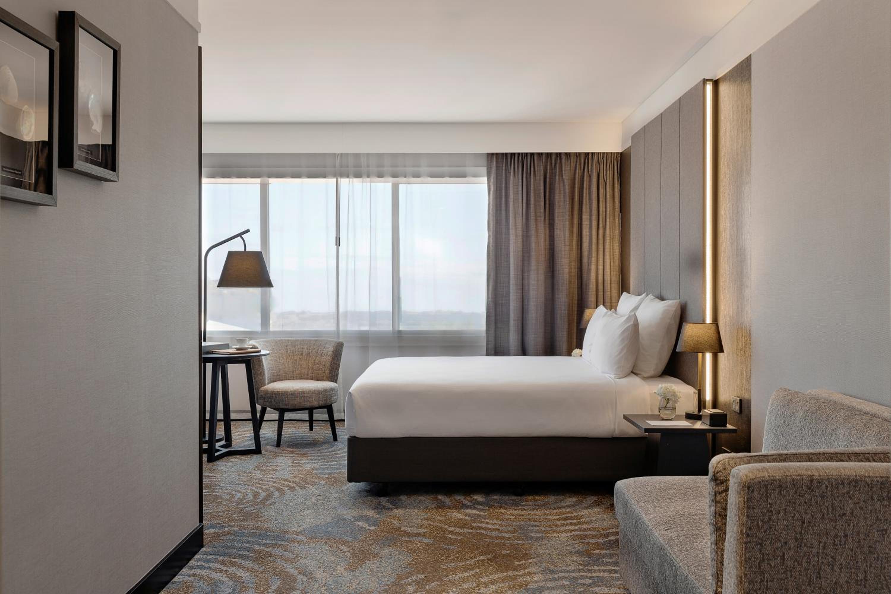 Superior King Room with City View - Photo 1
