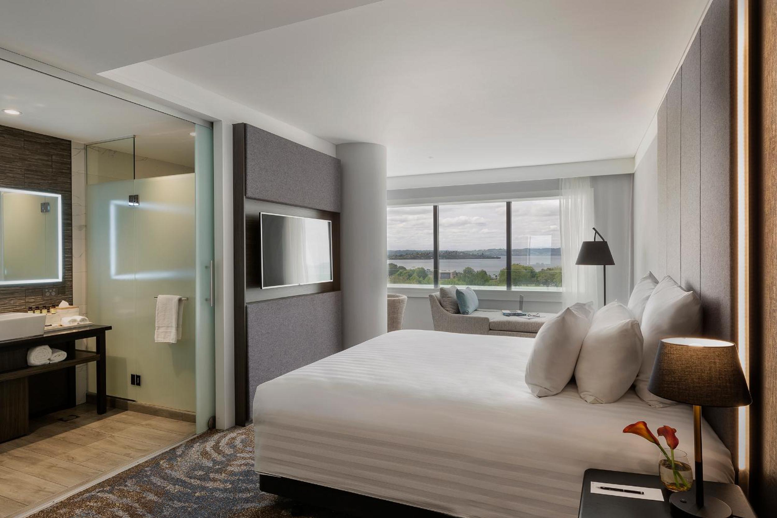 Superior King Room with Lake View - Photo 6