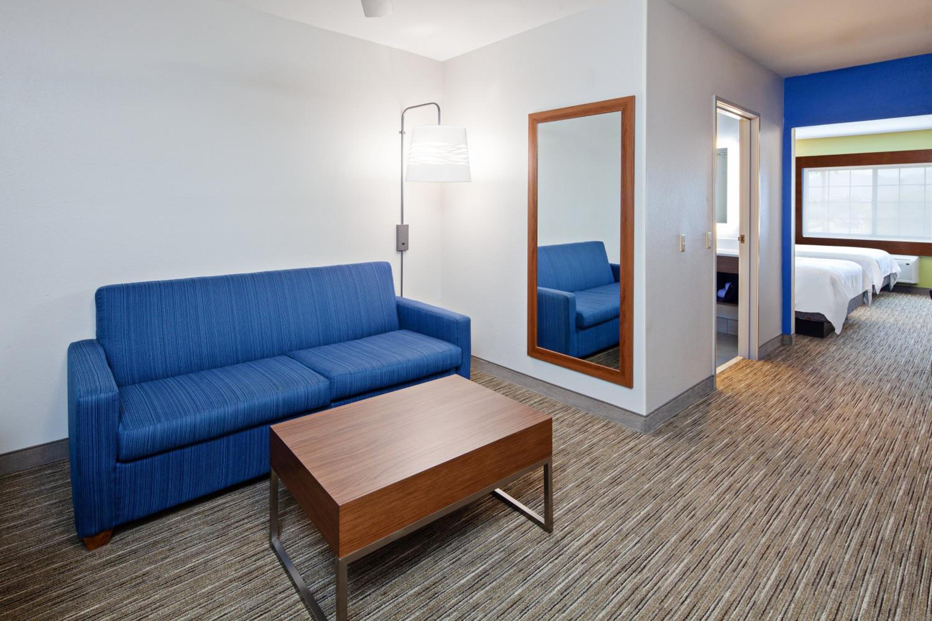 Queen Suite with Two Queen Beds - Photo 2