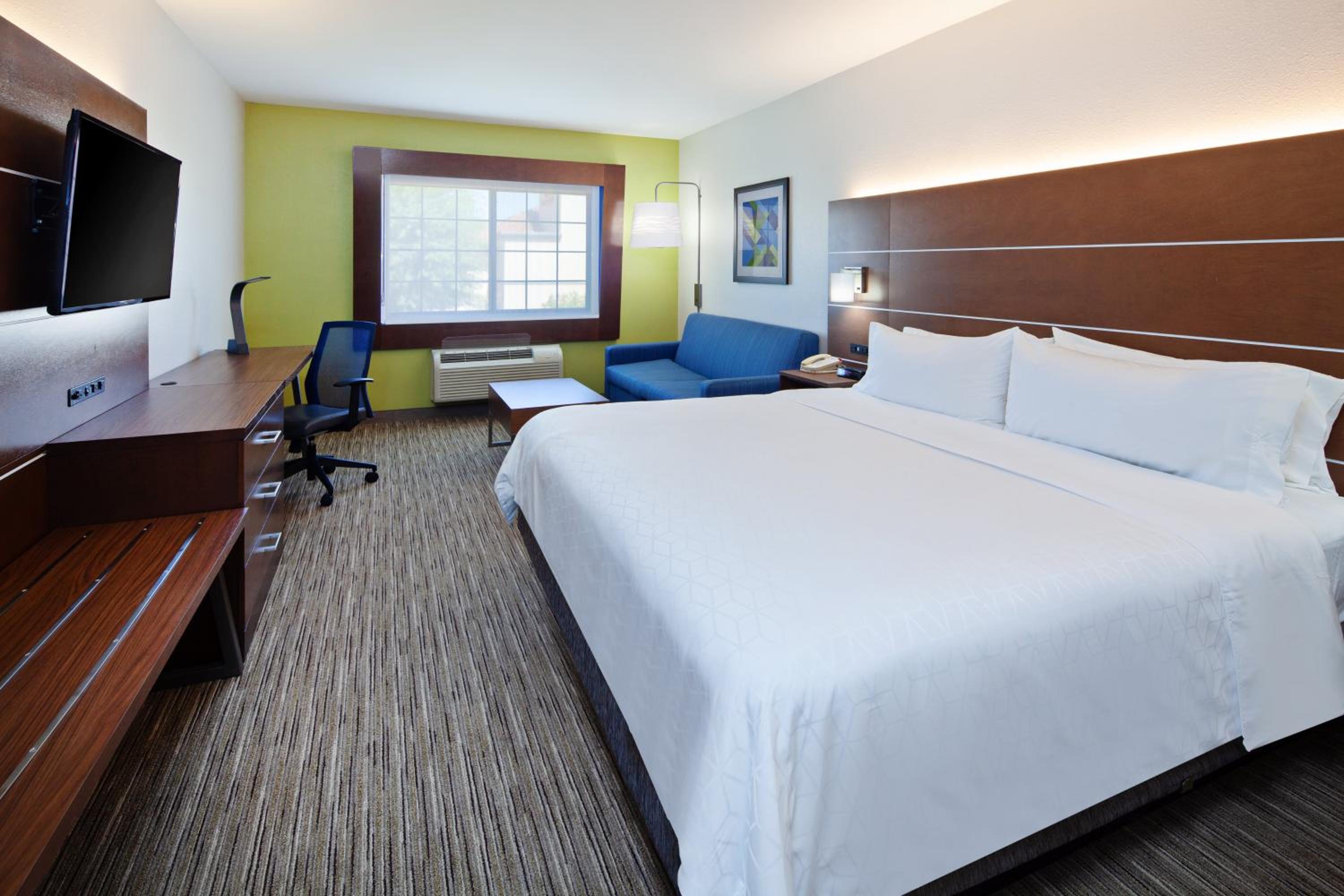 Standard King Room with Extra Floor Space - Photo 2