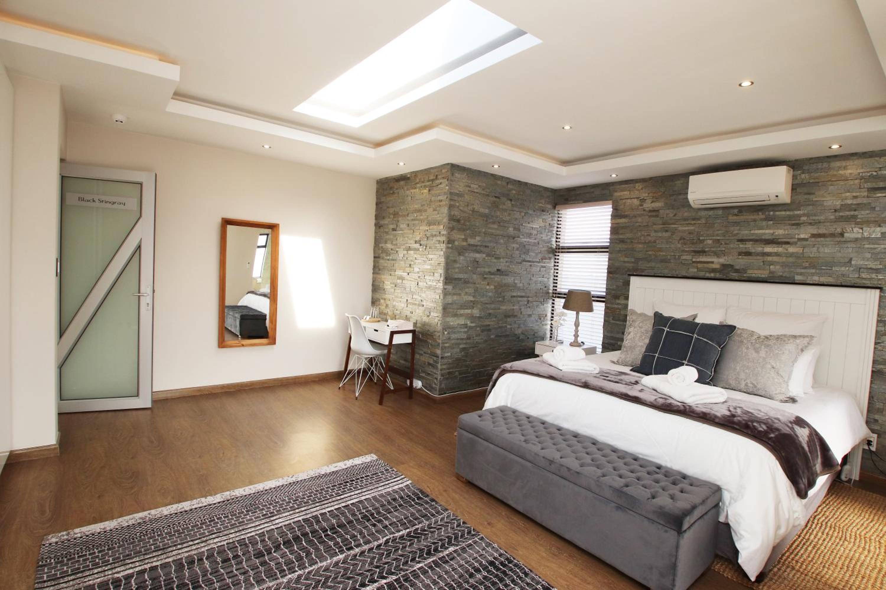 Deluxe Double Room with Shower - Photo 5