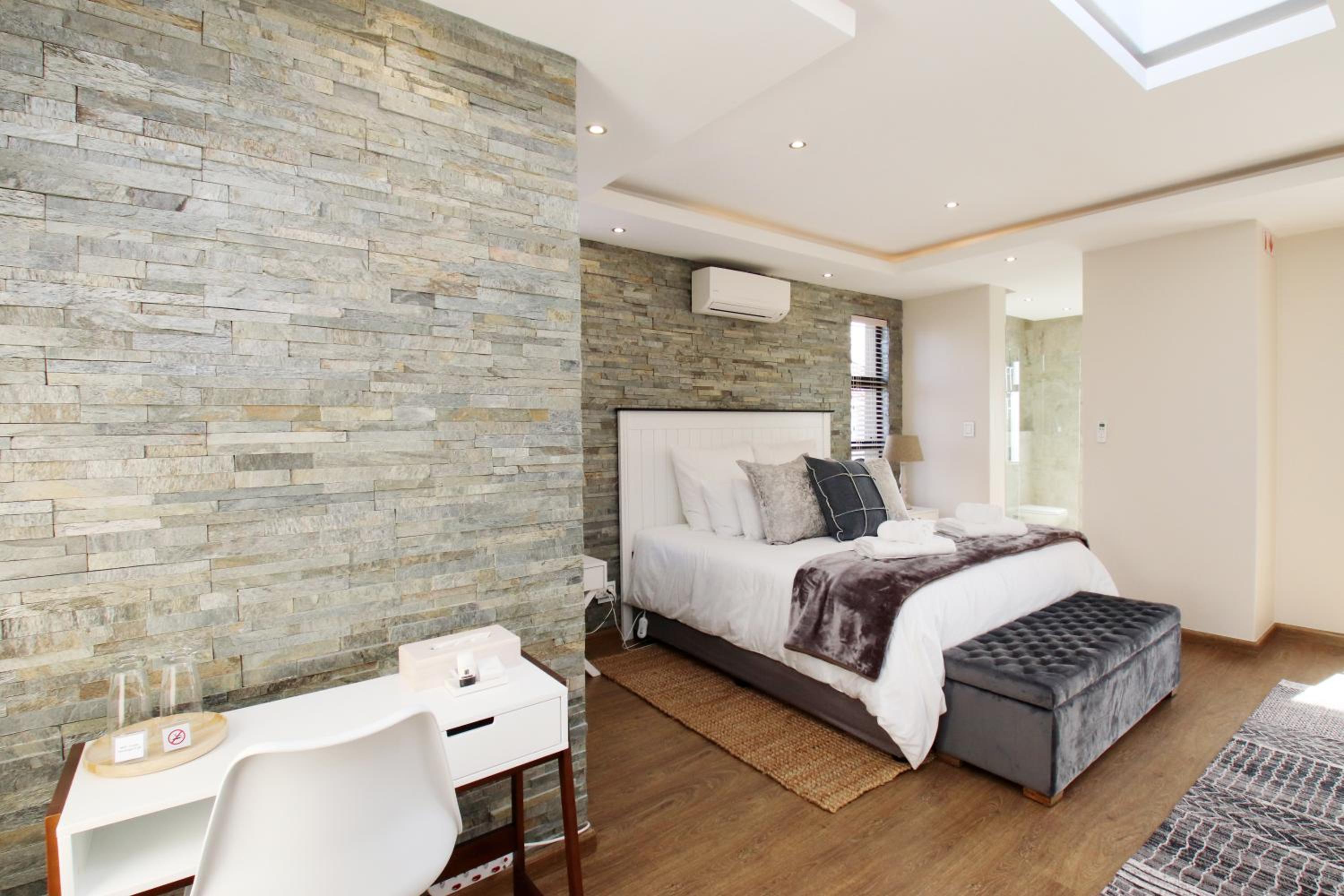 Deluxe Double Room with Shower - Photo 3