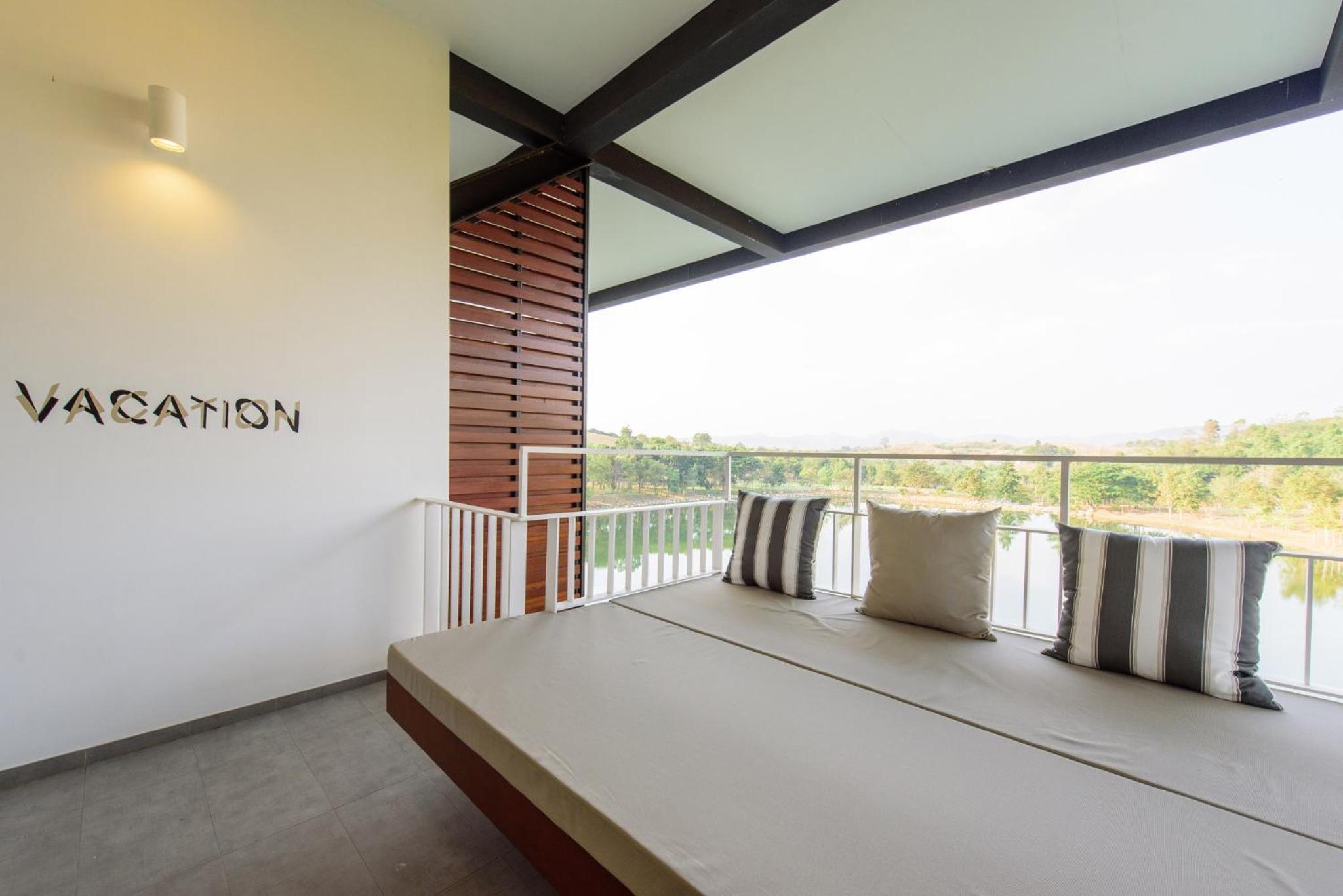Suite with Lake View - Photo 21