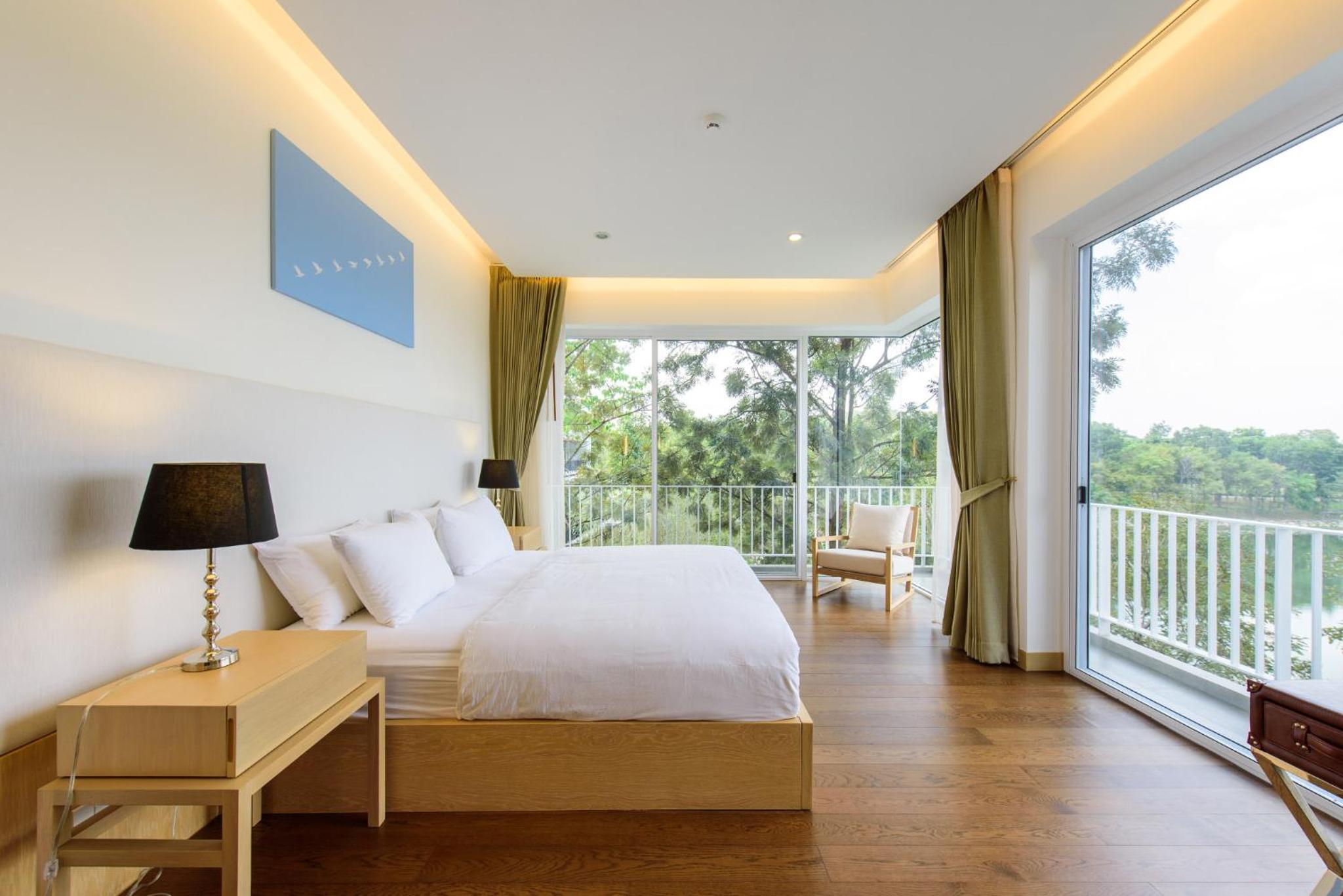 Suite with Lake View - Photo 13