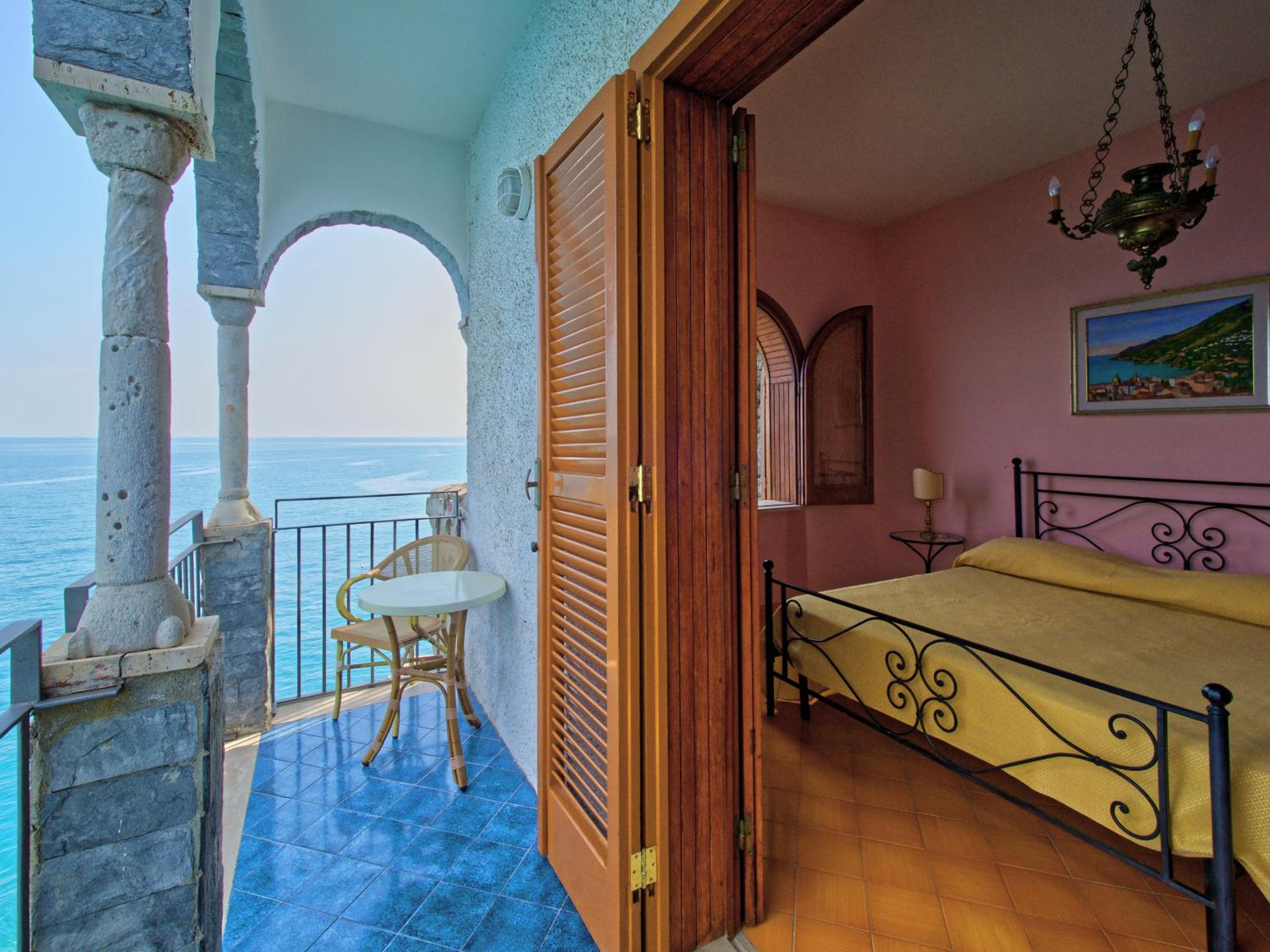 Deluxe Double Room with Balcony and Sea View photo 2