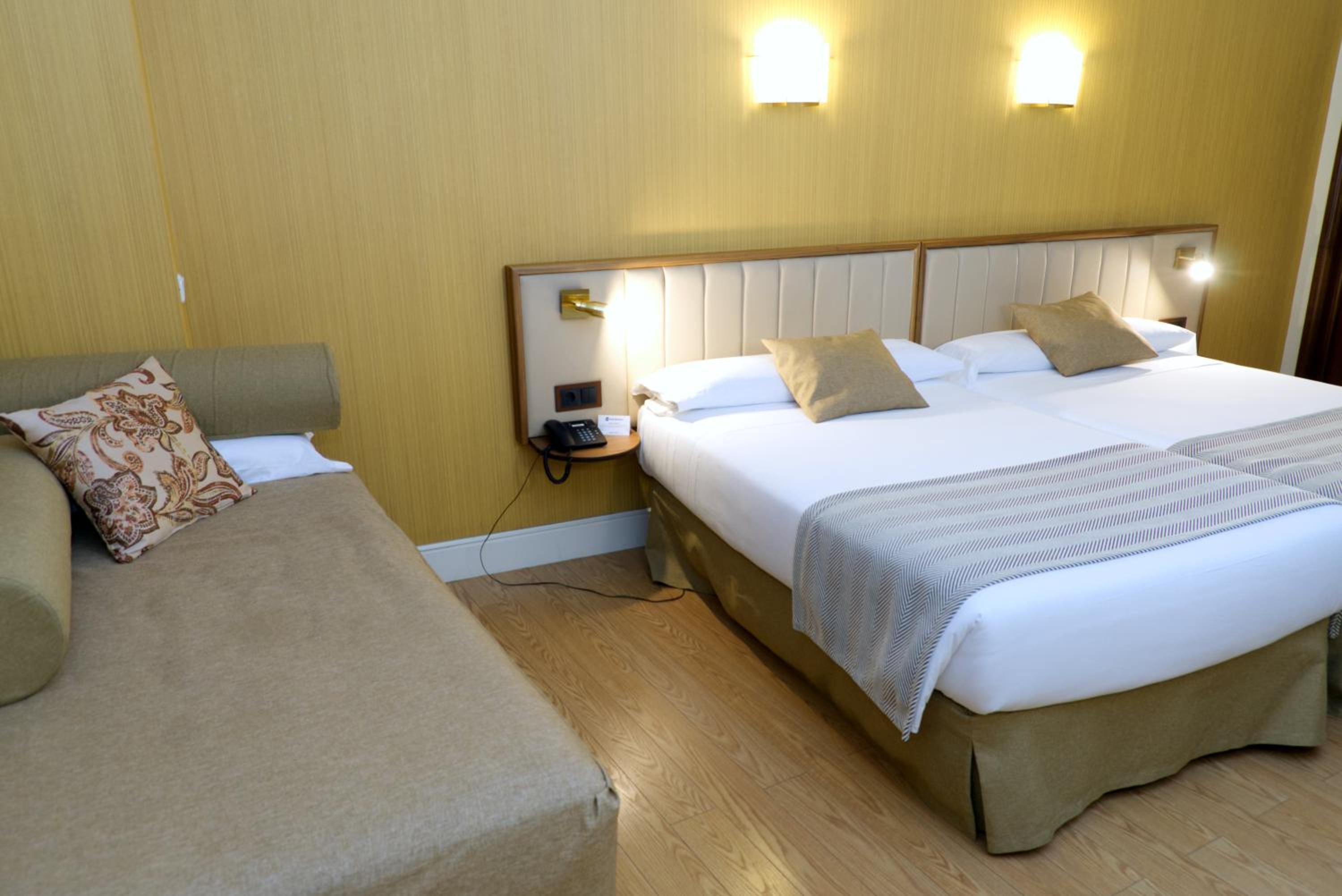 Habitación Doble con Cama Extra (2 adultos + 1 niño)