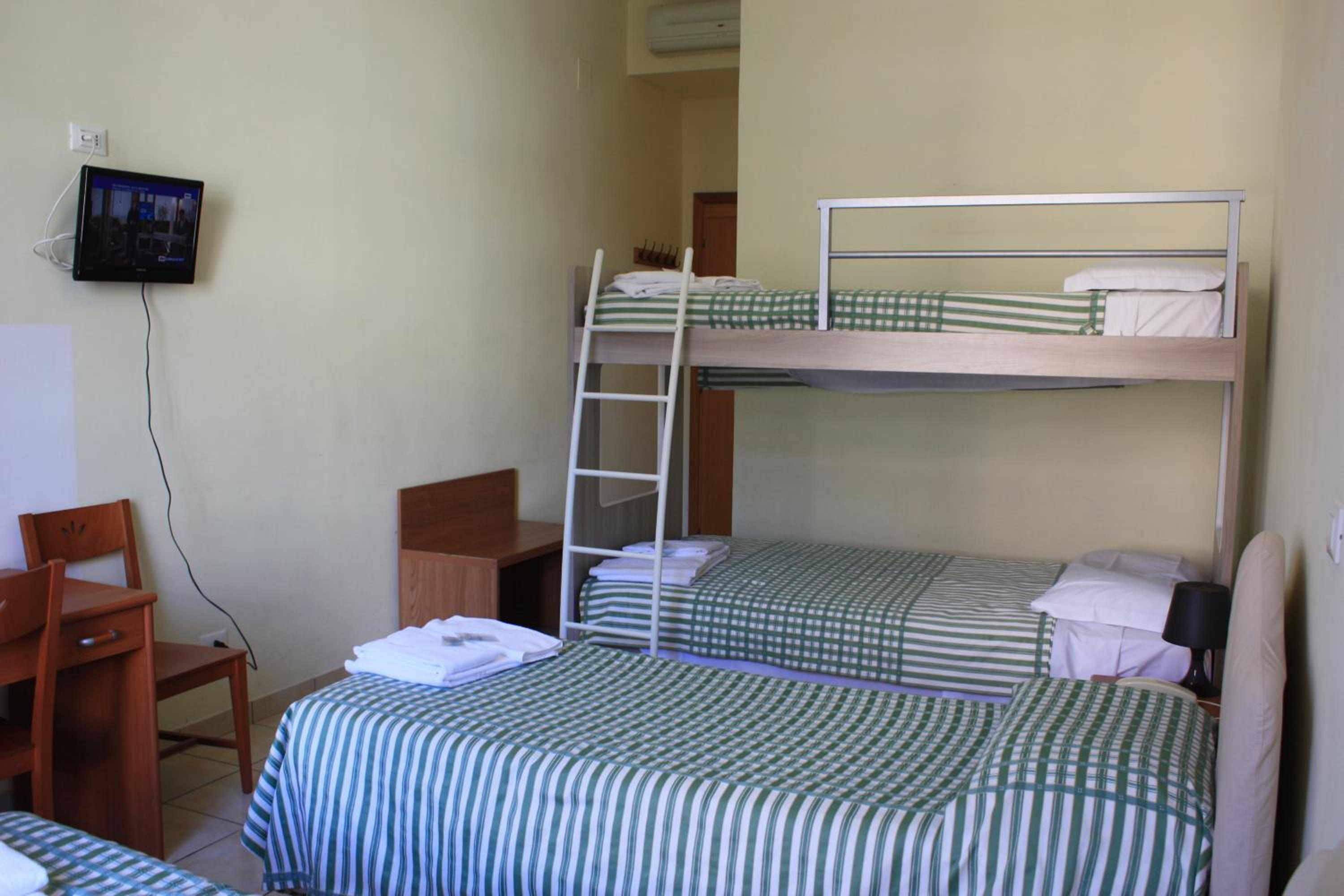 Economy Quadruple Room photo 1