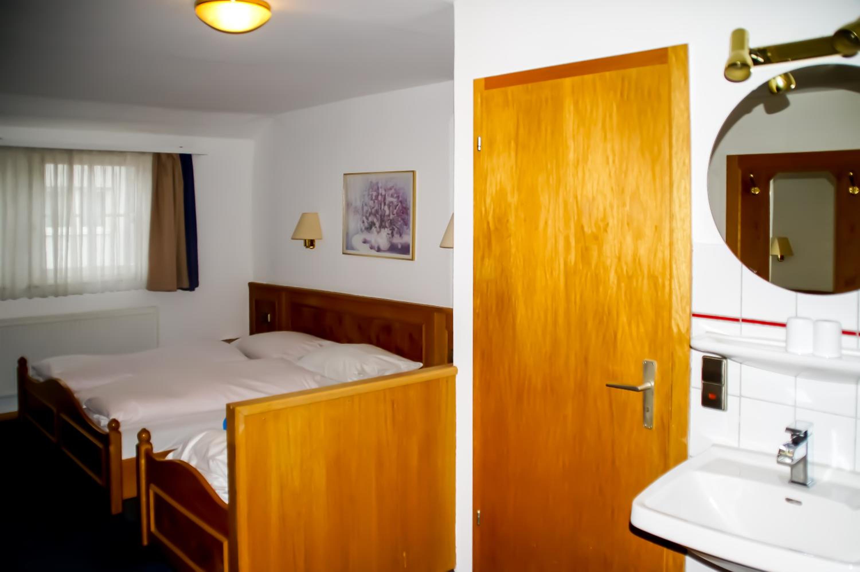 Standard Twin Room - Photo 1
