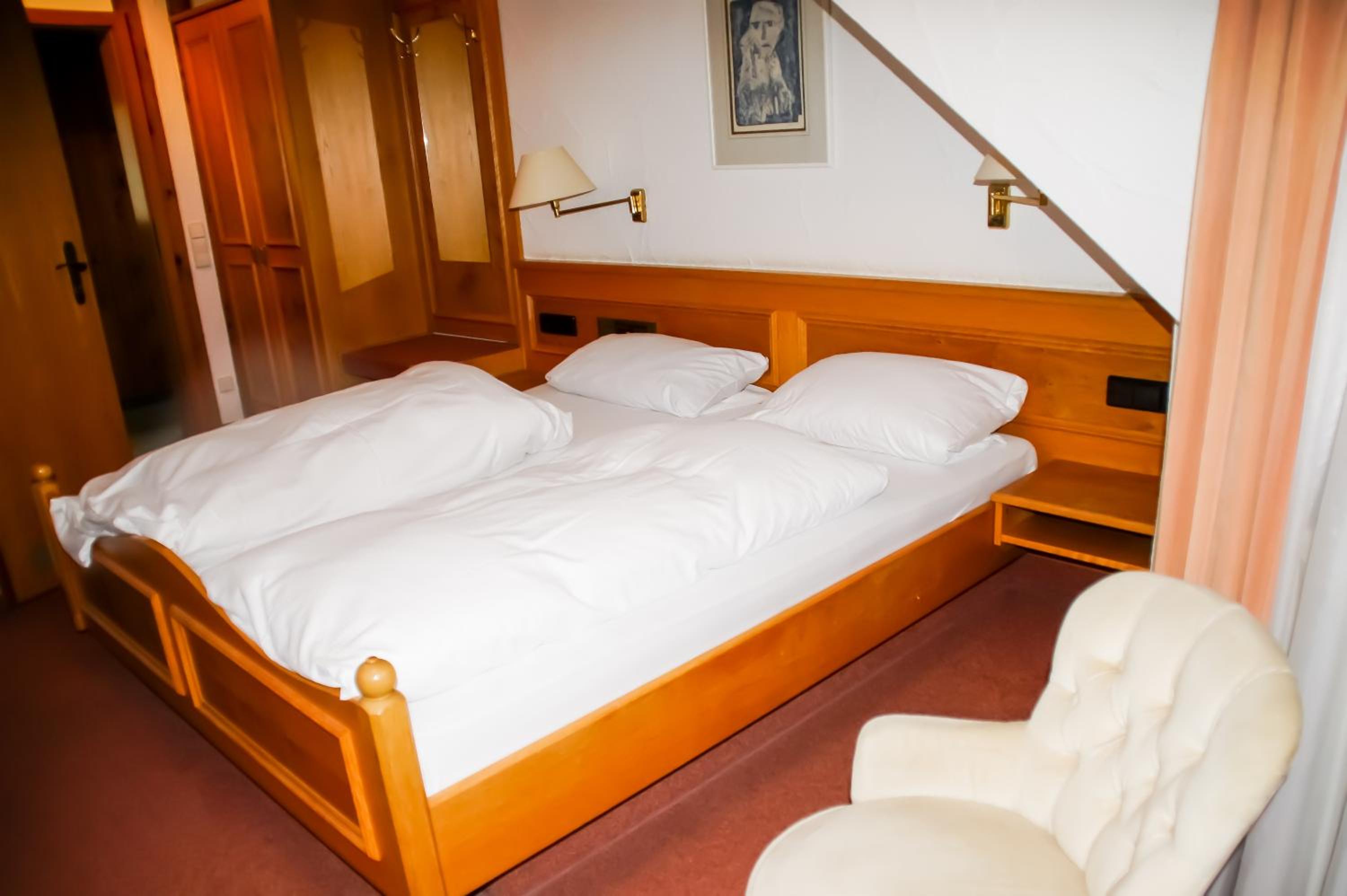 Standard Twin Room - Photo 4