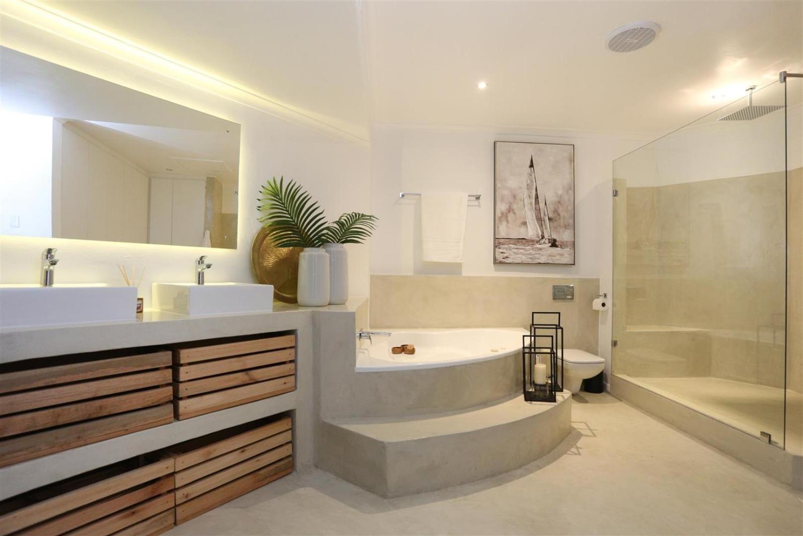 Deluxe King Suite - Photo 9
