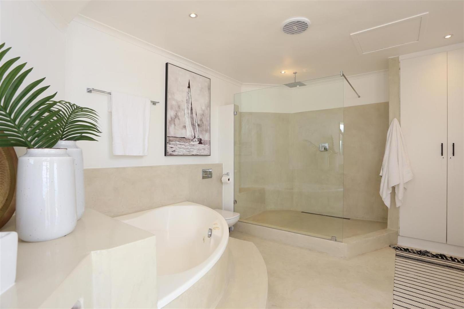 Deluxe King Suite - Photo 7