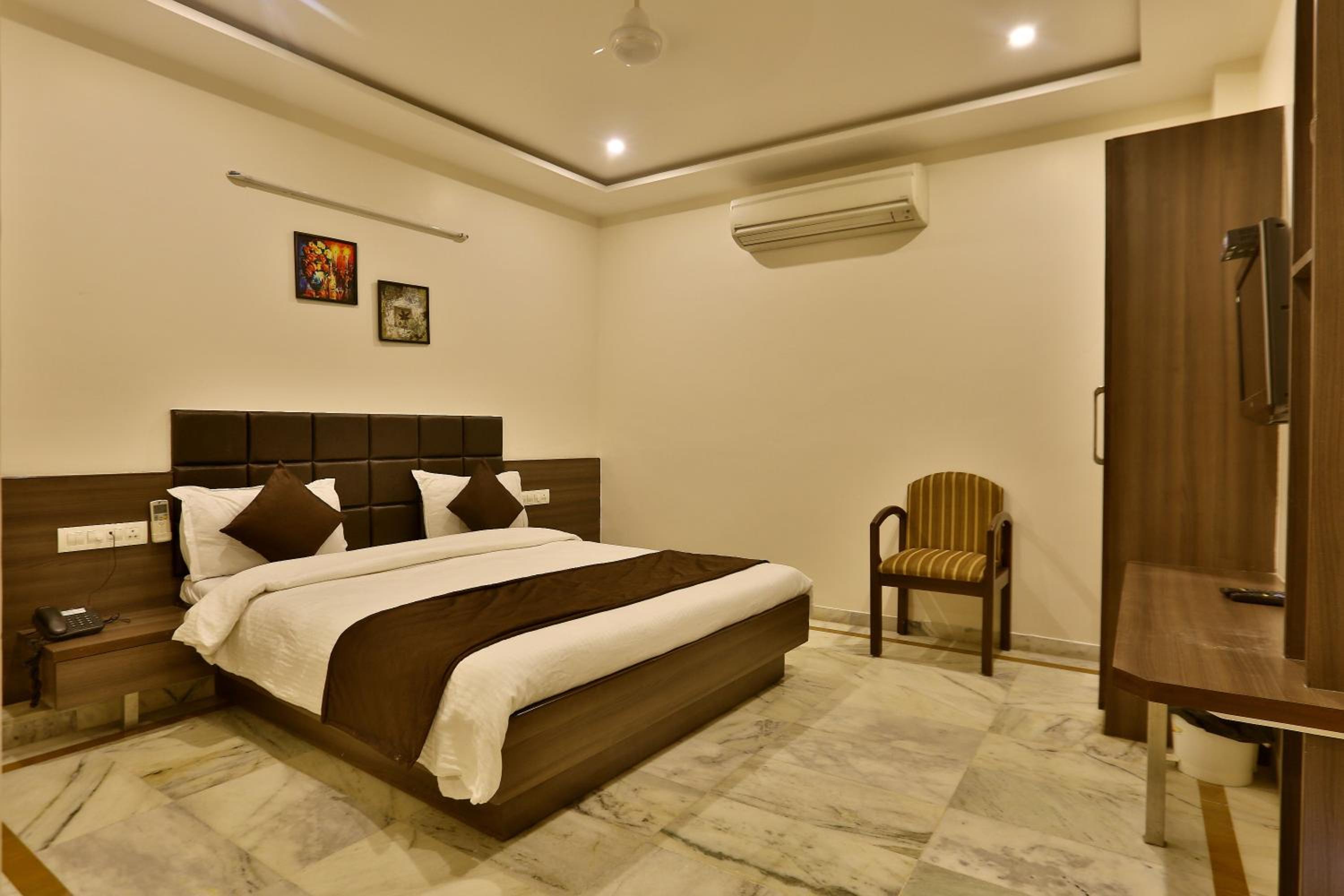 Large Double Room photo 2