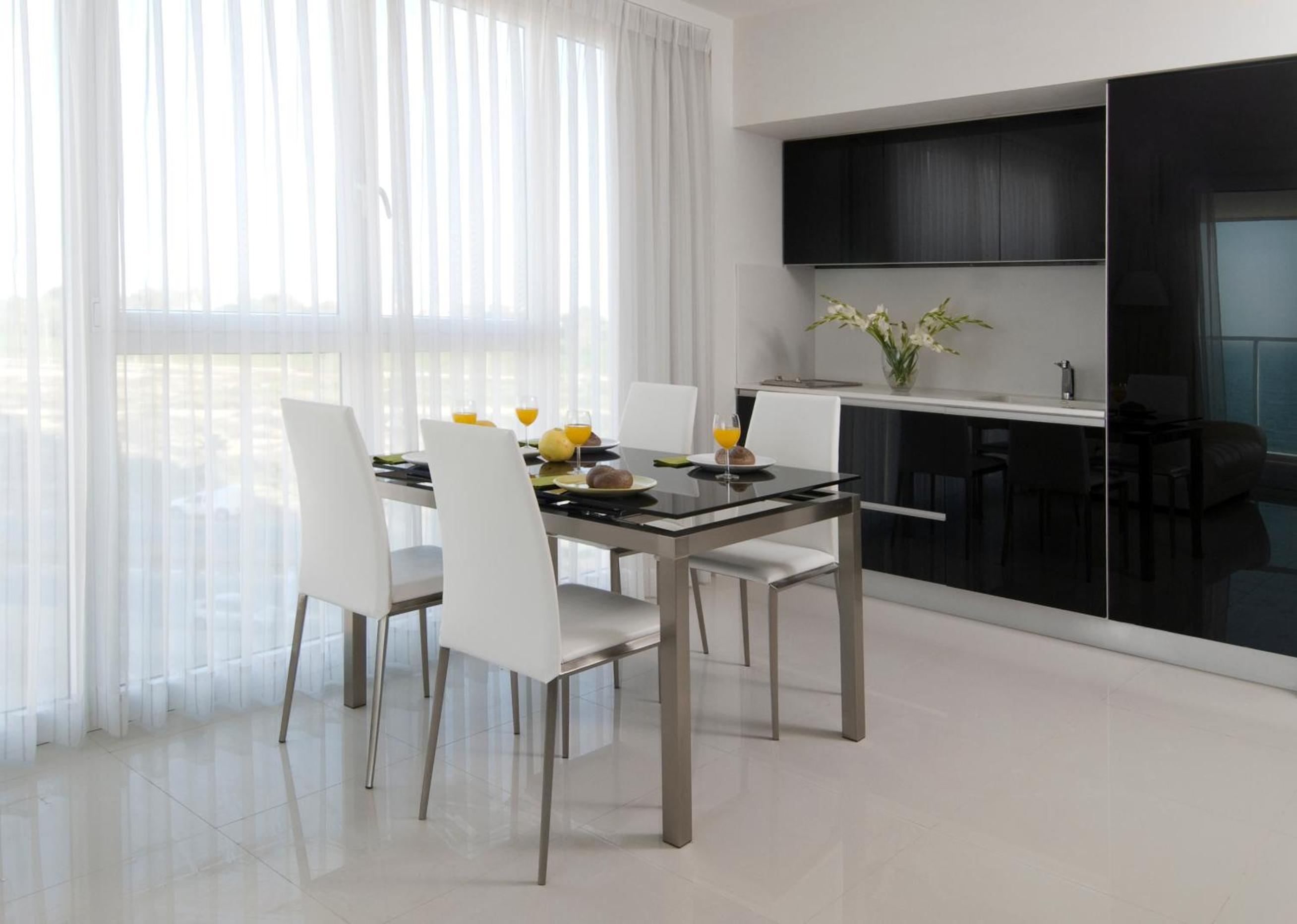 Deluxe Suite with Balcony and Sea View (2 Adults + 1 Child) - Photo 4