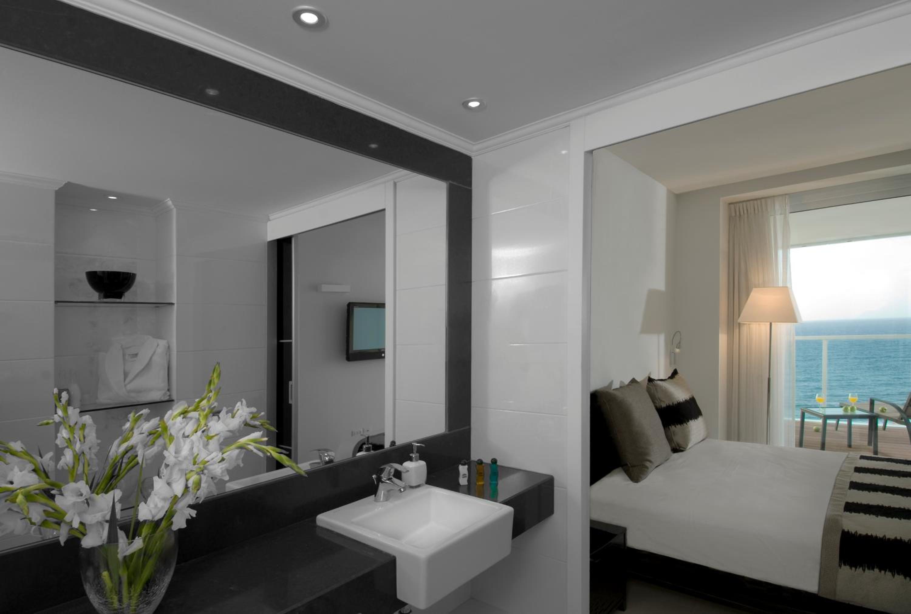 Deluxe Suite with Balcony and Sea View (2 Adults + 1 Child) - Photo 5