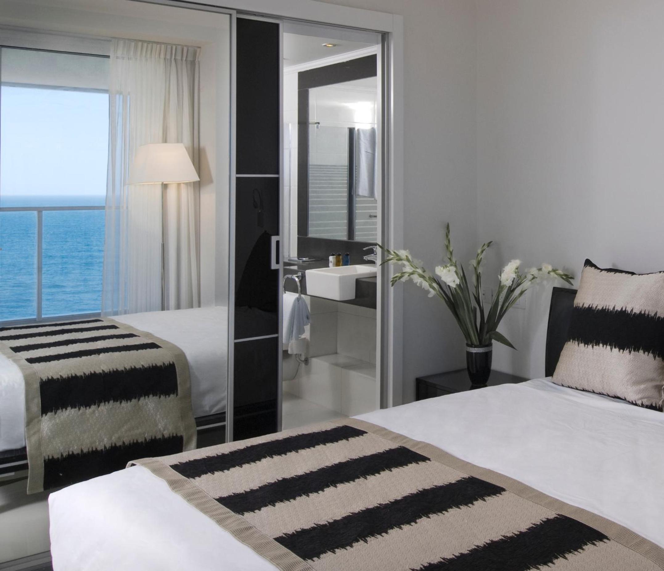 Deluxe Suite with Balcony and Sea View (2 Adults + 1 Child) - Photo 6