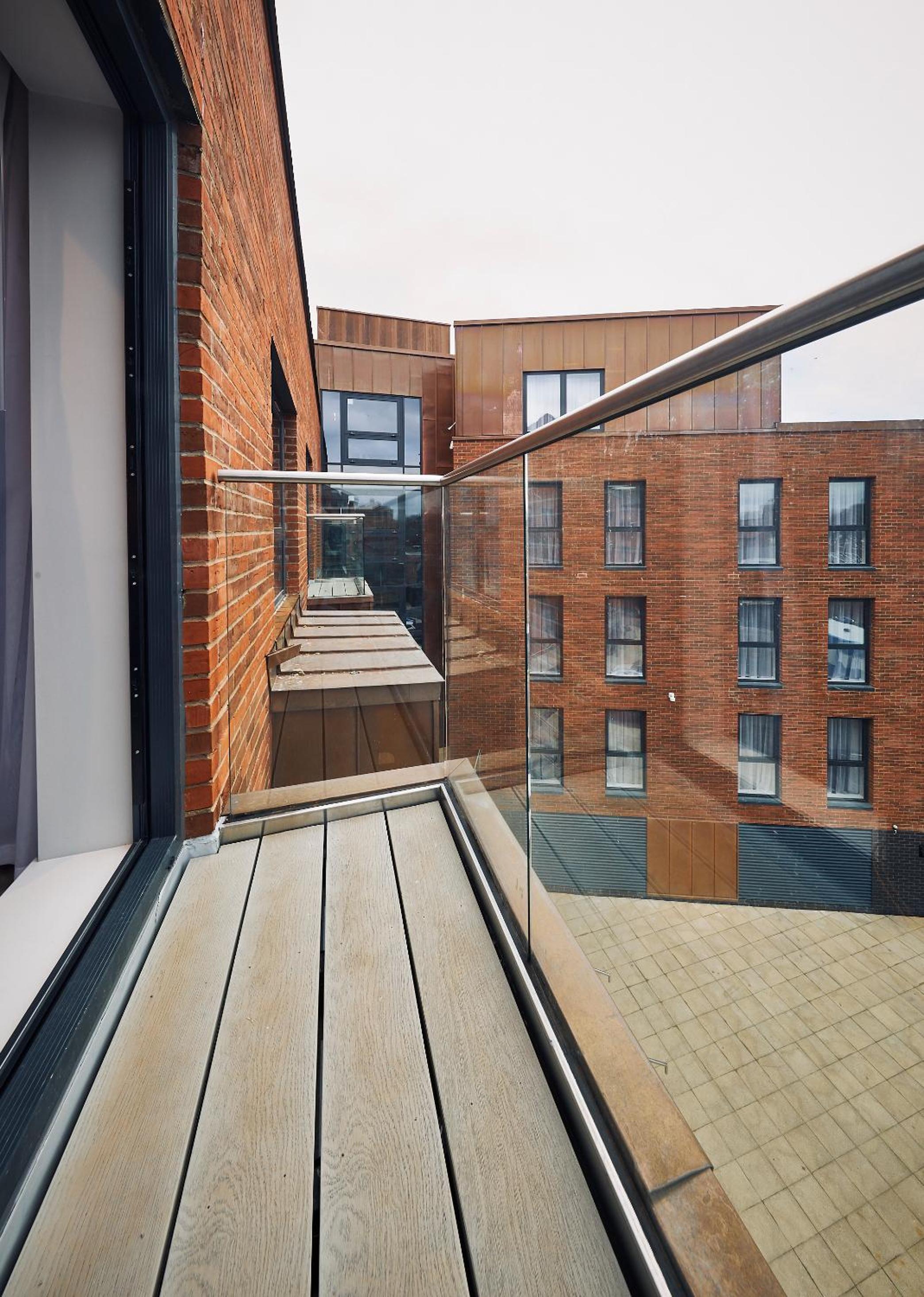 Smart Studio with Balcony - Photo 4