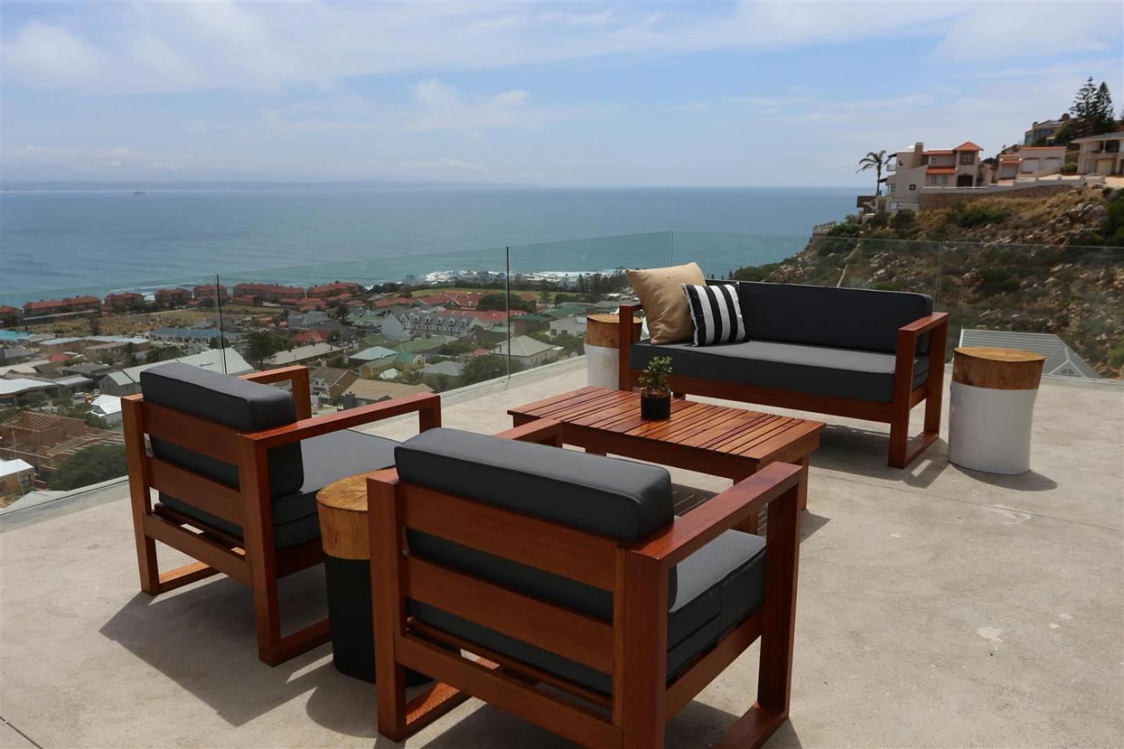 Deluxe King Suite - Photo 8