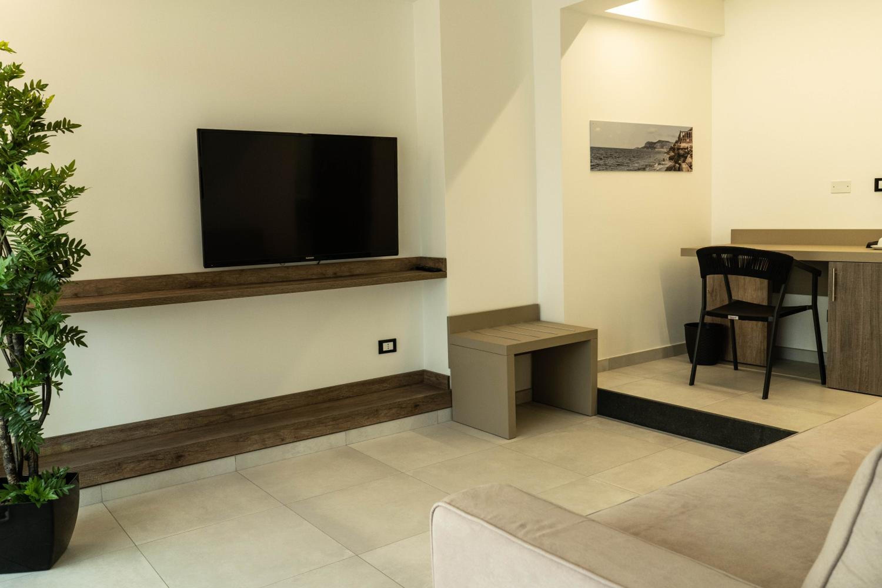 Suite - Photo 5
