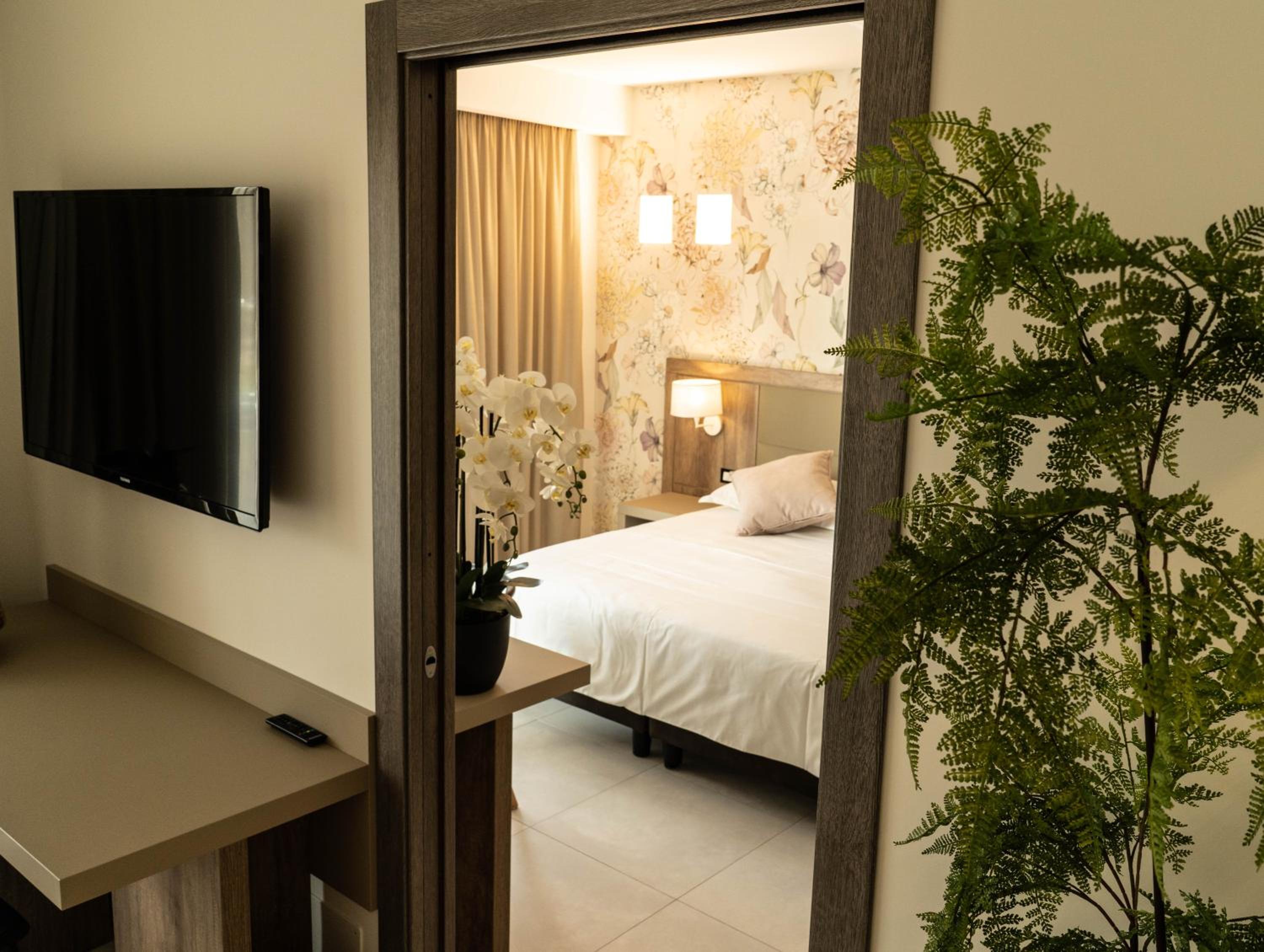 Suite - Photo 11
