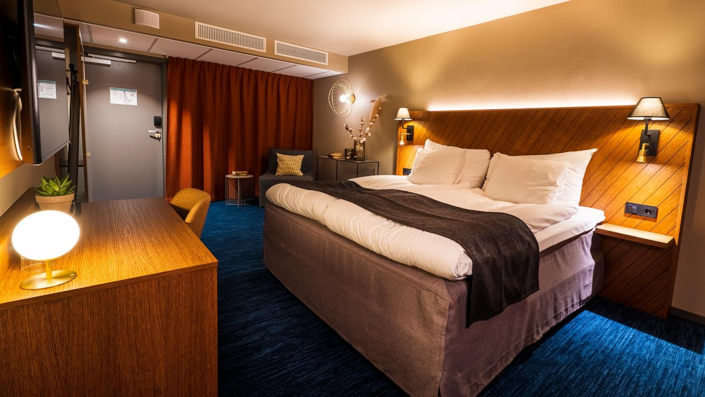Compact Double Room, No windows